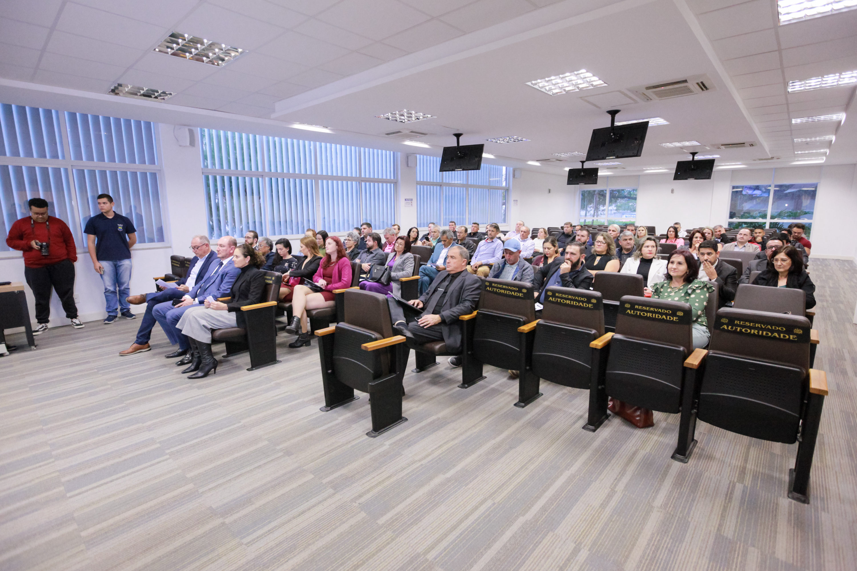 ESCOLA DO LEGISLATIVO - Deputado Mauro de Nadal apresenta palestra na GranFpólis