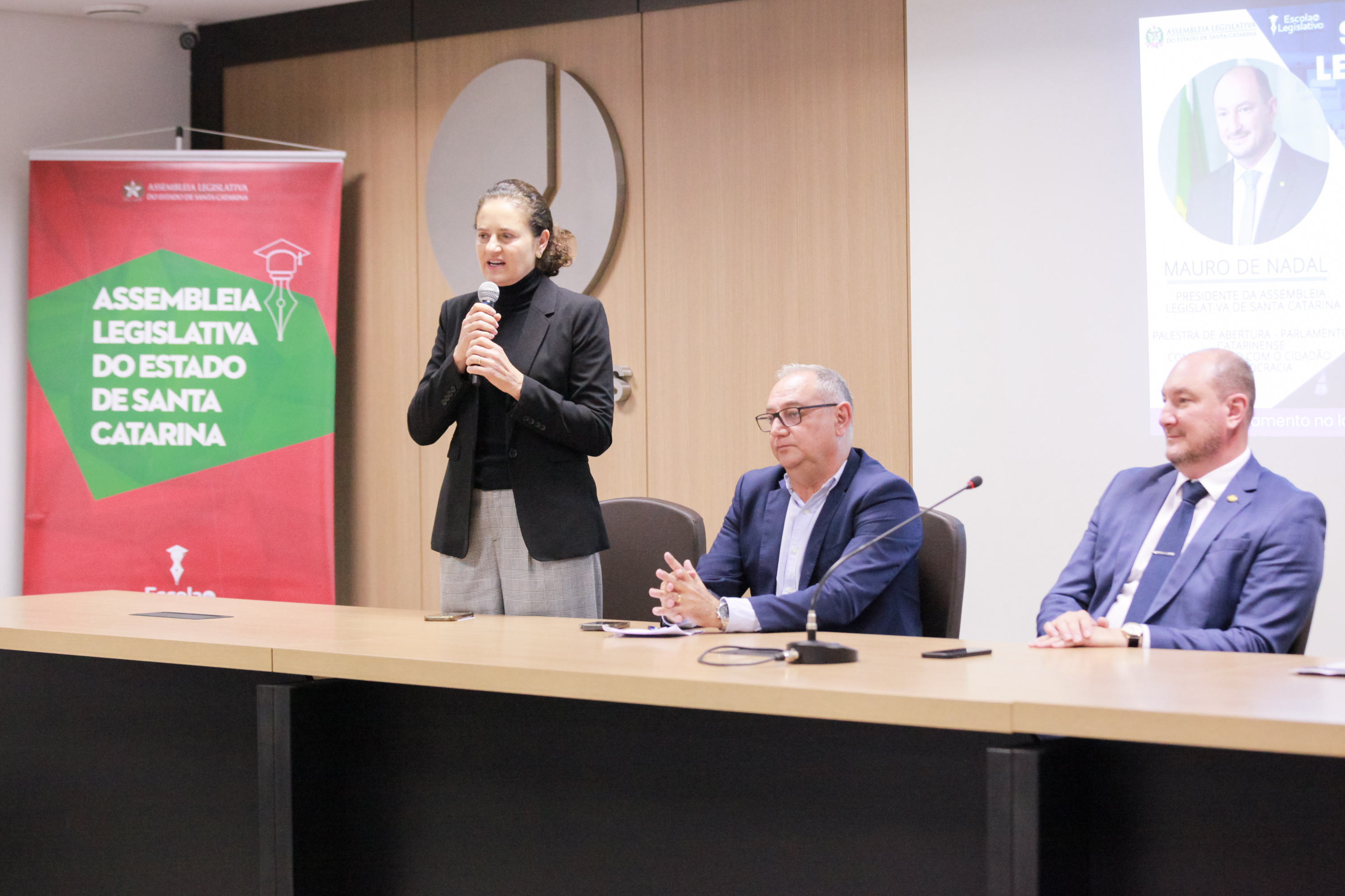 ESCOLA DO LEGISLATIVO - Deputado Mauro de Nadal apresenta palestra na GranFpólis