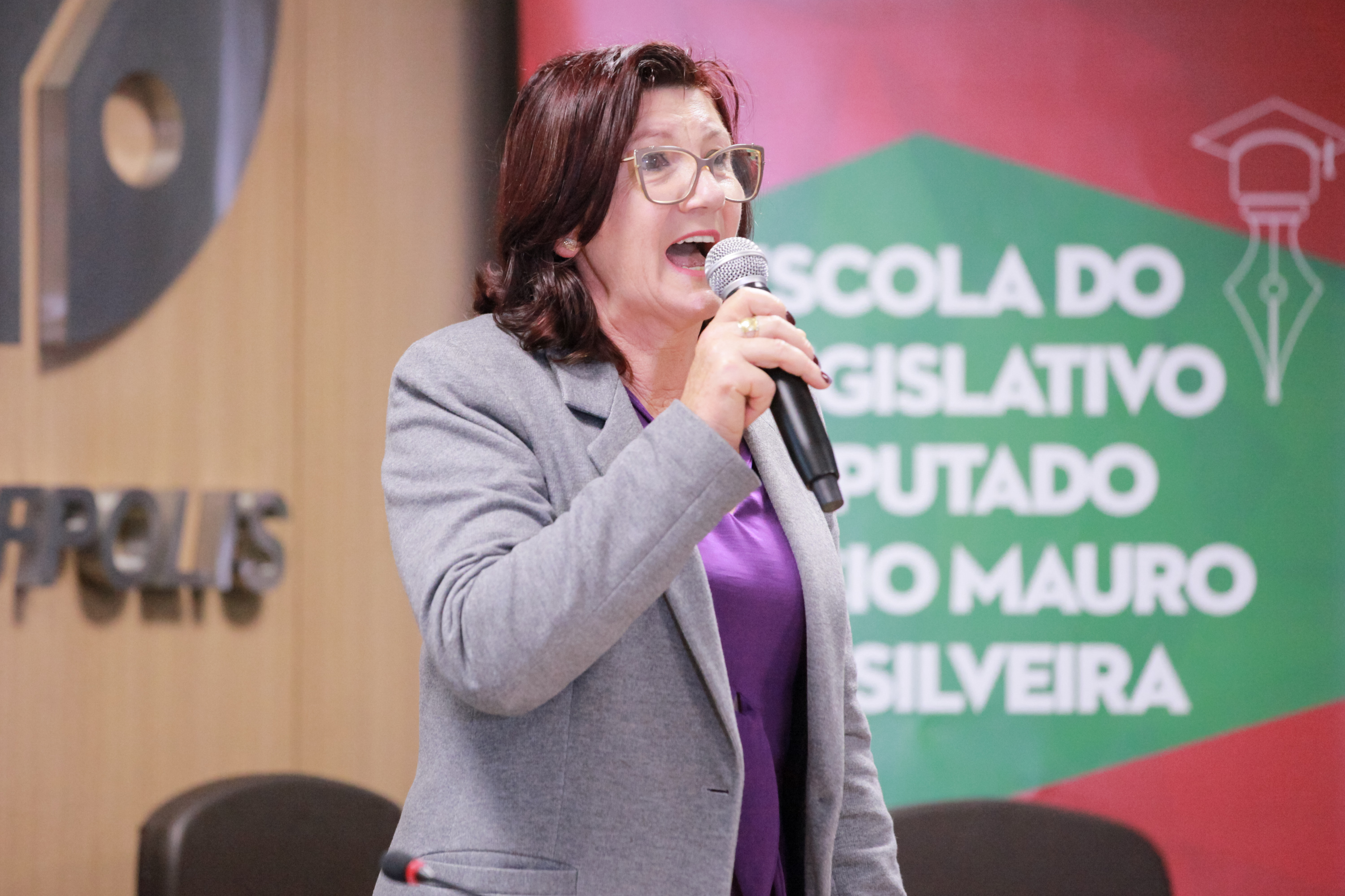 ESCOLA DO LEGISLATIVO - Deputado Mauro de Nadal apresenta palestra na GranFpólis