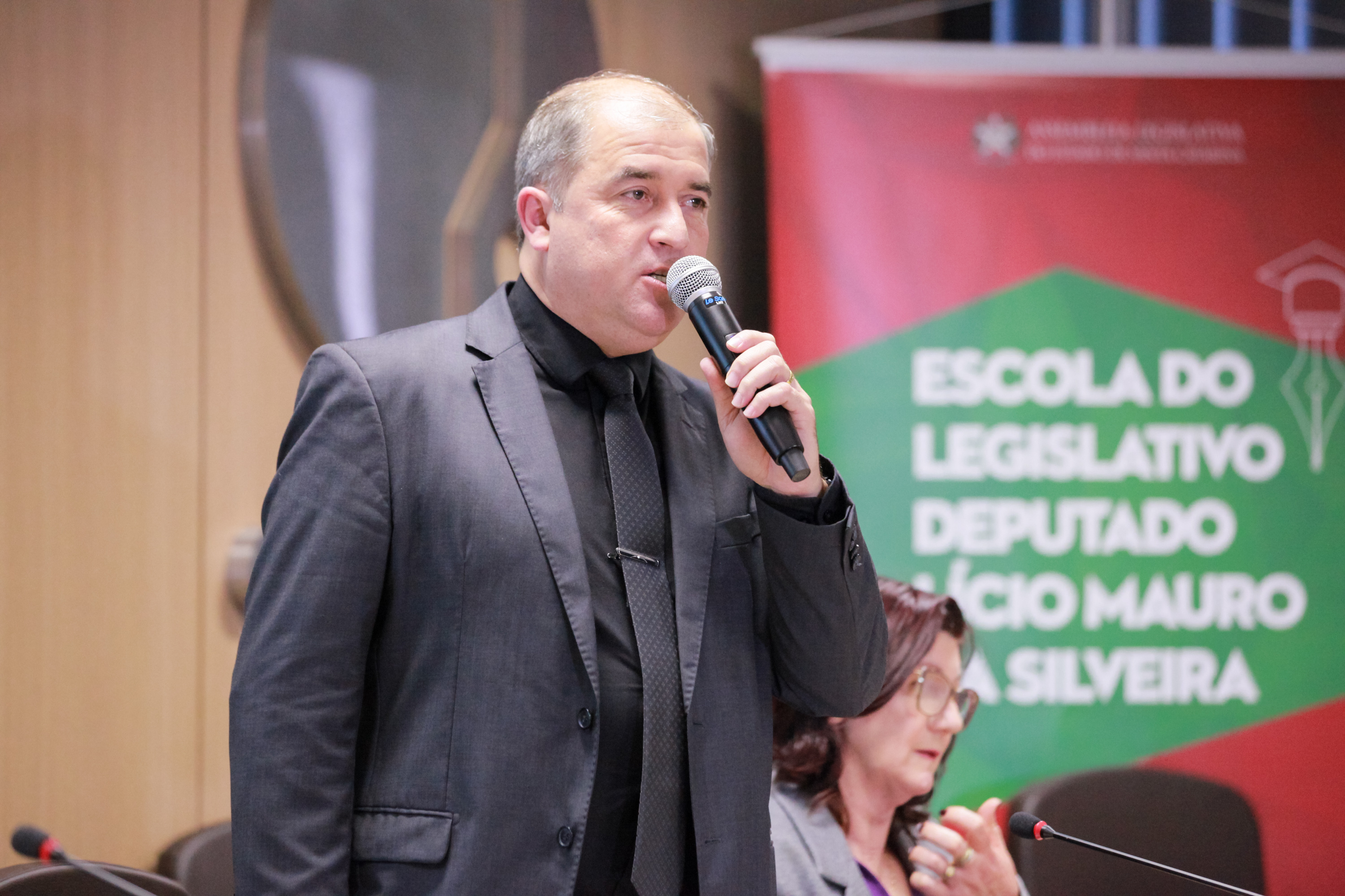 ESCOLA DO LEGISLATIVO - Deputado Mauro de Nadal apresenta palestra na GranFpólis