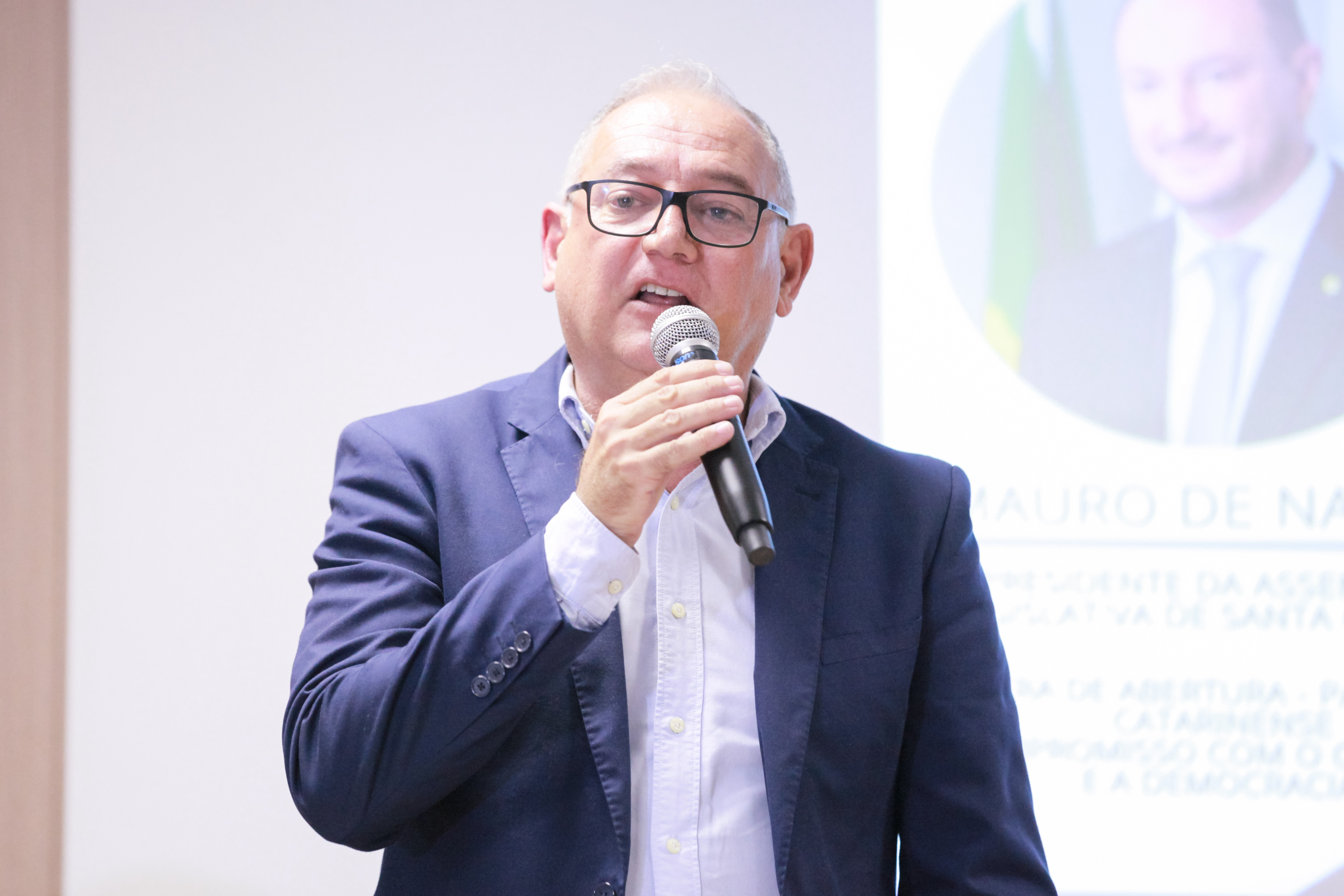 ESCOLA DO LEGISLATIVO - Deputado Mauro de Nadal apresenta palestra na GranFpólis