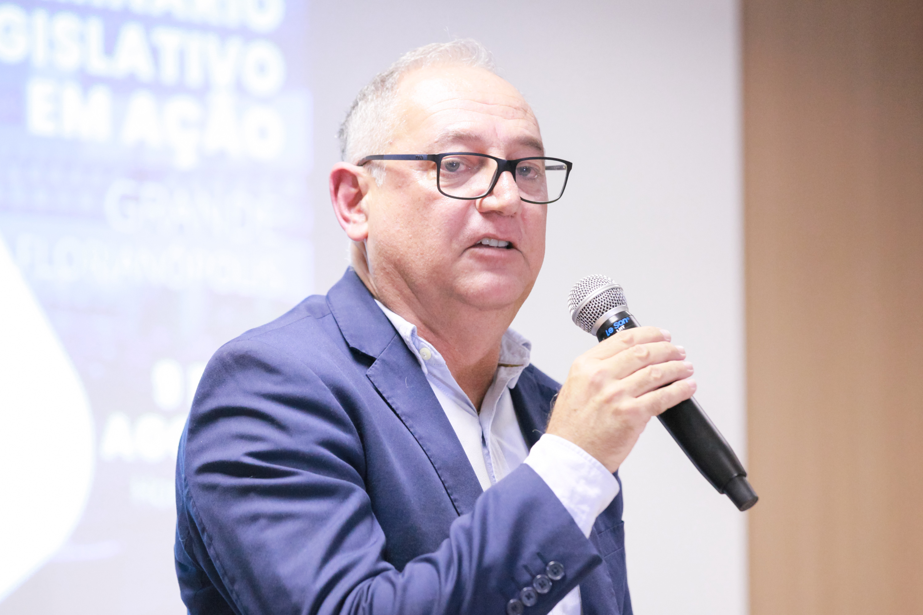 ESCOLA DO LEGISLATIVO - Deputado Mauro de Nadal apresenta palestra na GranFpólis