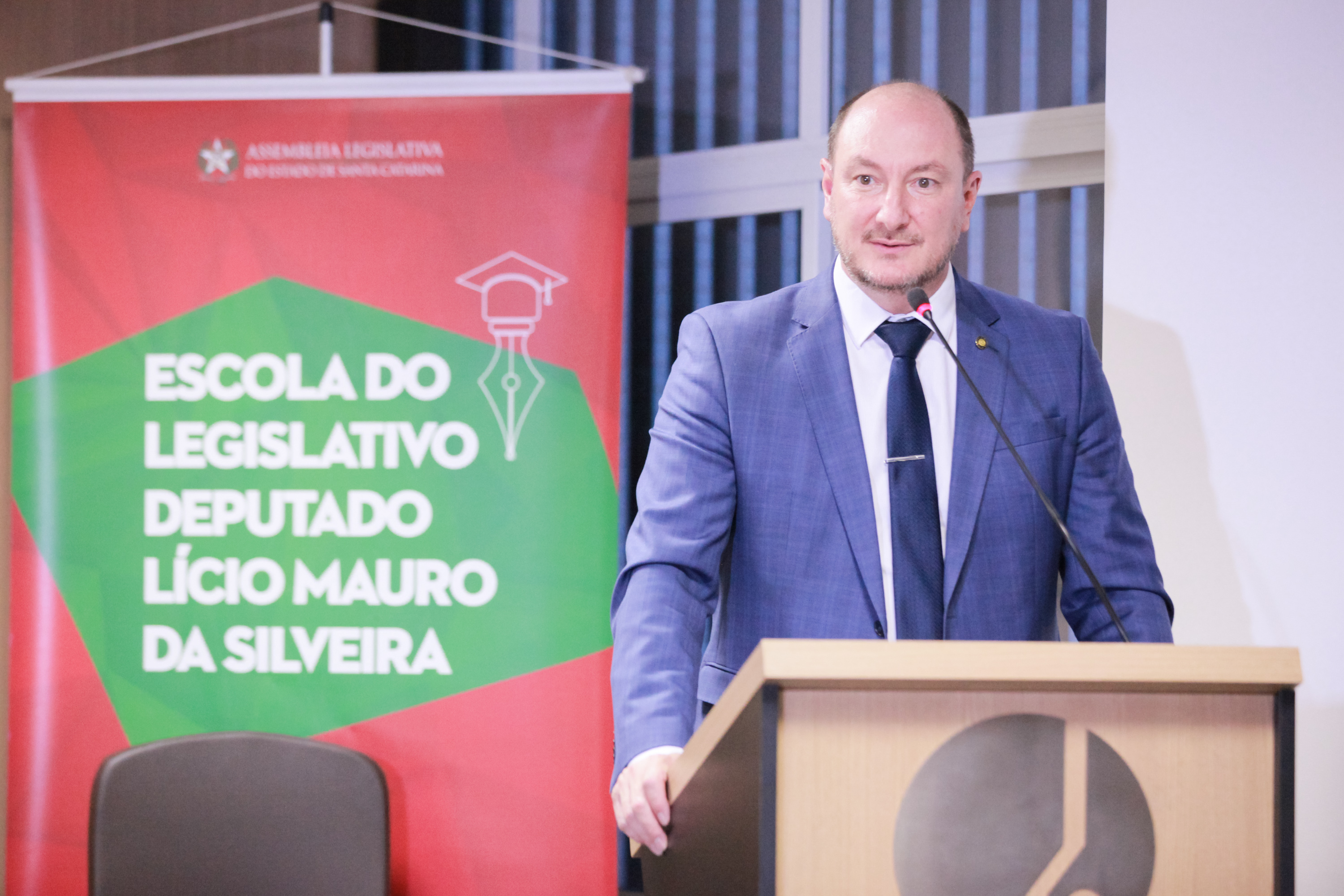 ESCOLA DO LEGISLATIVO - Deputado Mauro de Nadal apresenta palestra na GranFpólis