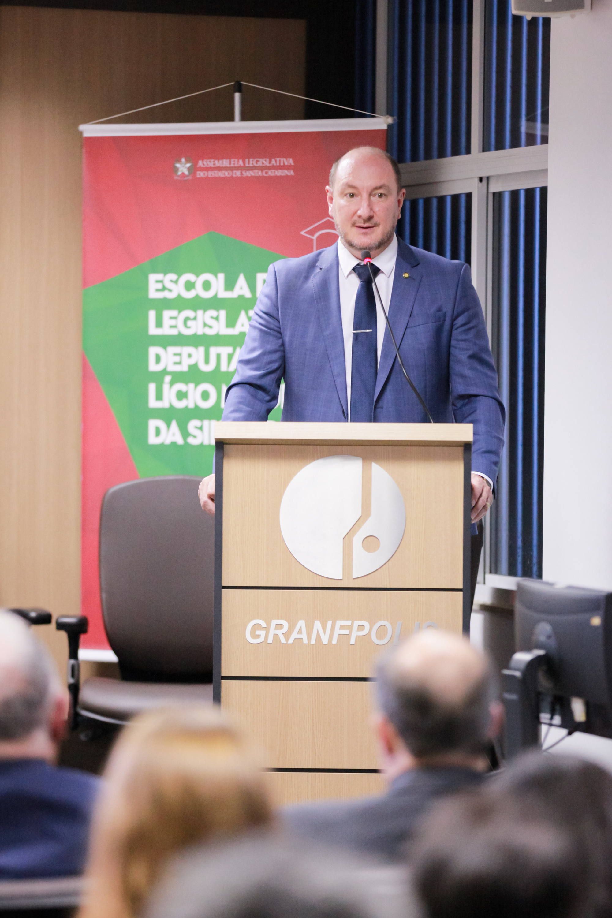 ESCOLA DO LEGISLATIVO - Deputado Mauro de Nadal apresenta palestra na GranFpólis