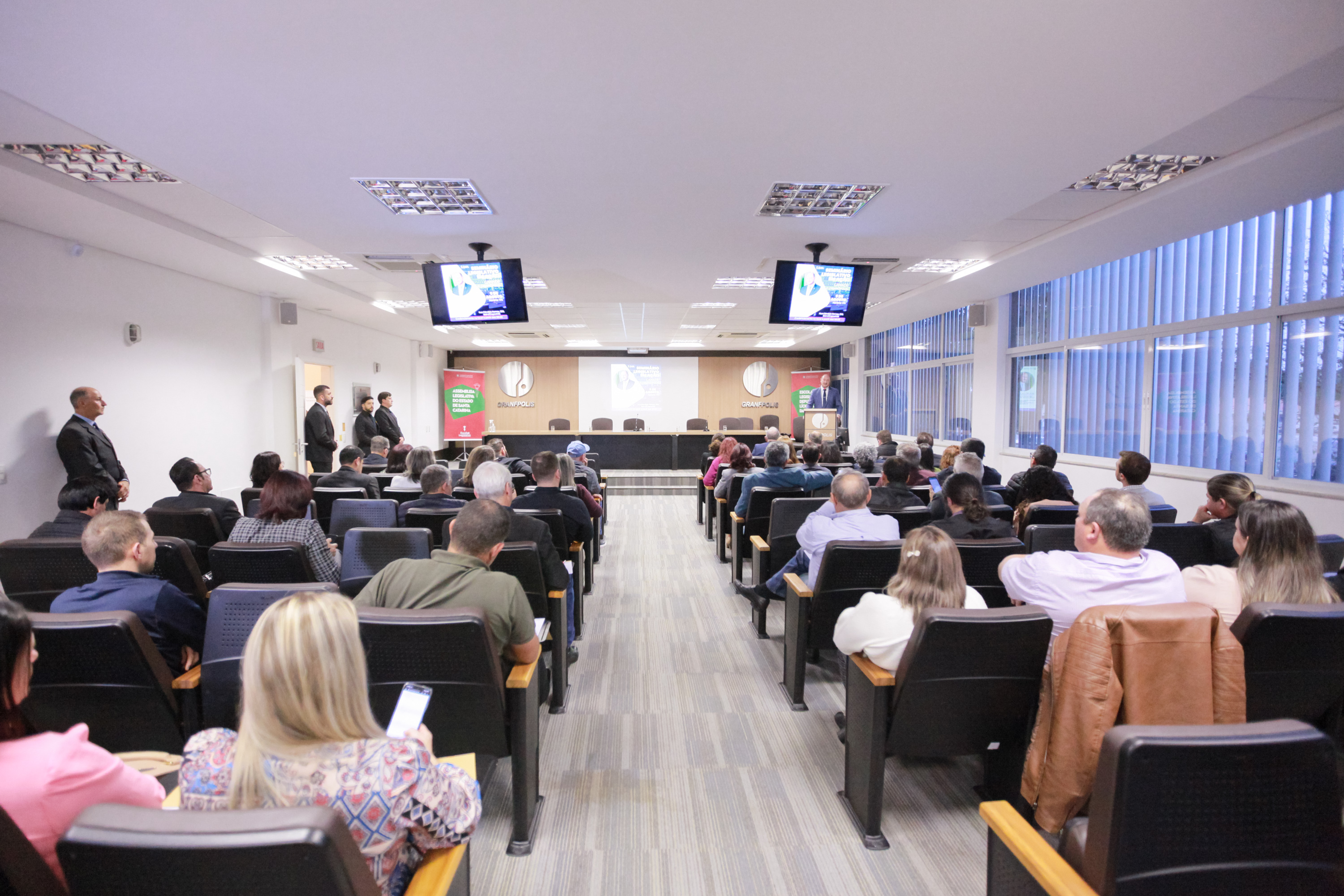 ESCOLA DO LEGISLATIVO - Deputado Mauro de Nadal apresenta palestra na GranFpólis
