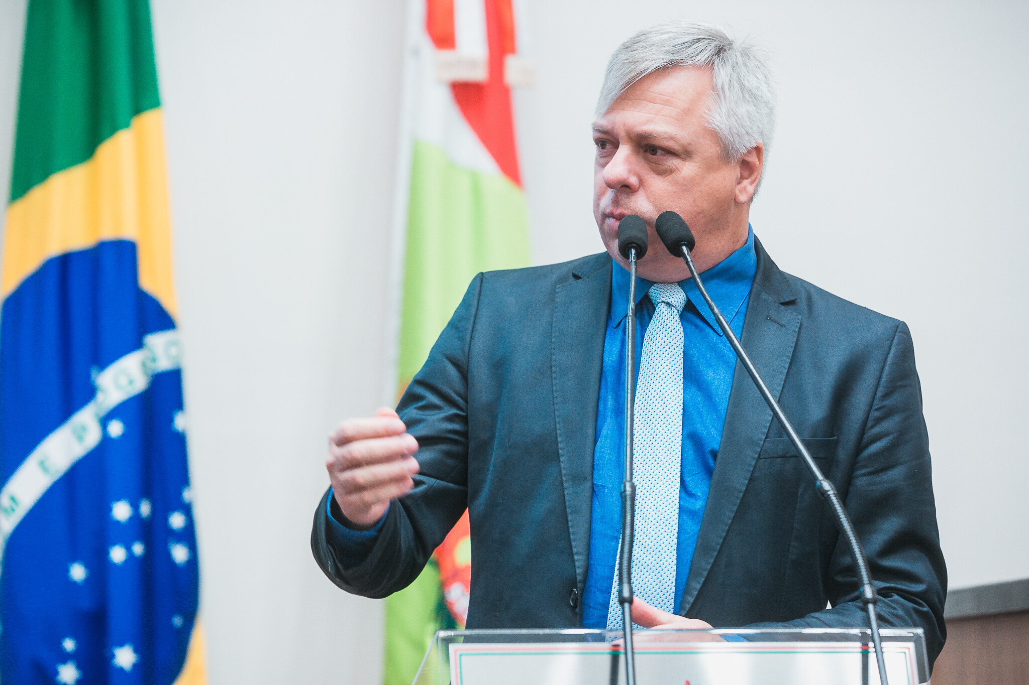 Programas Universidade Gratuita e Estrada Boa repercutem na tribuna