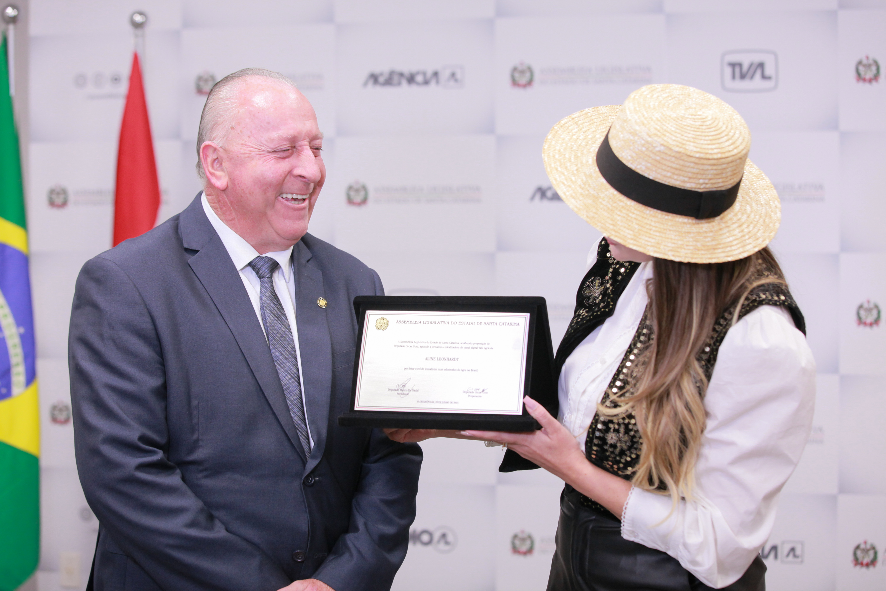 Deputado Oscar Gutz entrega Moção de Aplauso à Aline Leonhardt