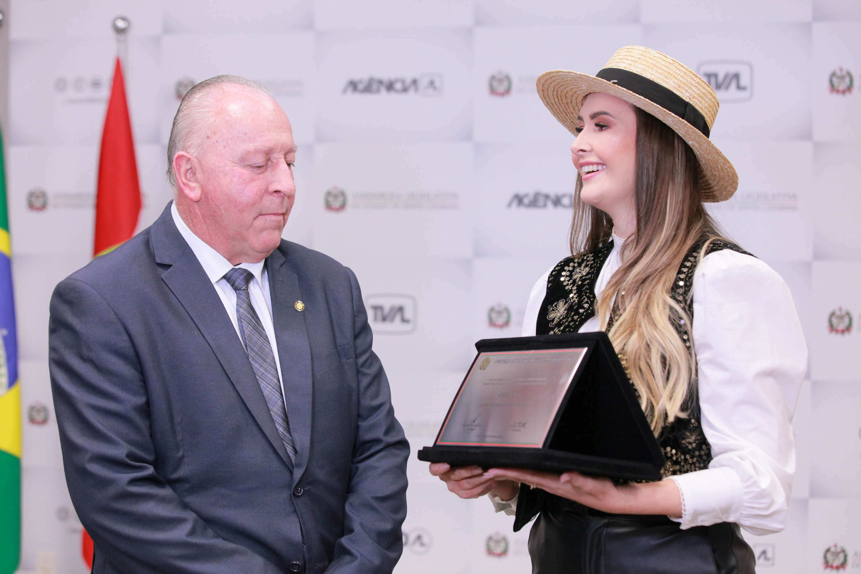 Deputado Oscar Gutz entrega Moção de Aplauso à Aline Leonhardt