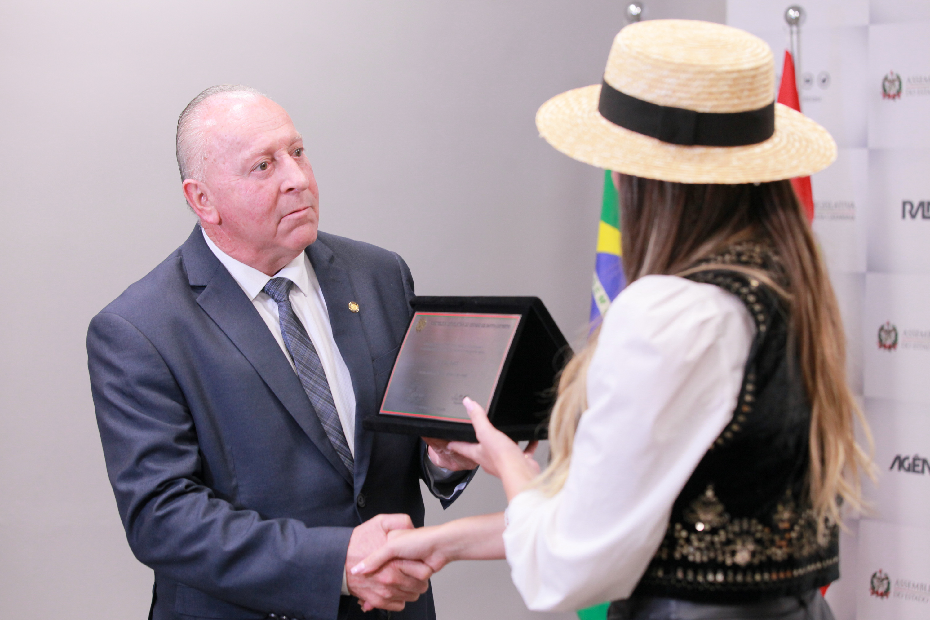 Deputado Oscar Gutz entrega Moção de Aplauso à Aline Leonhardt