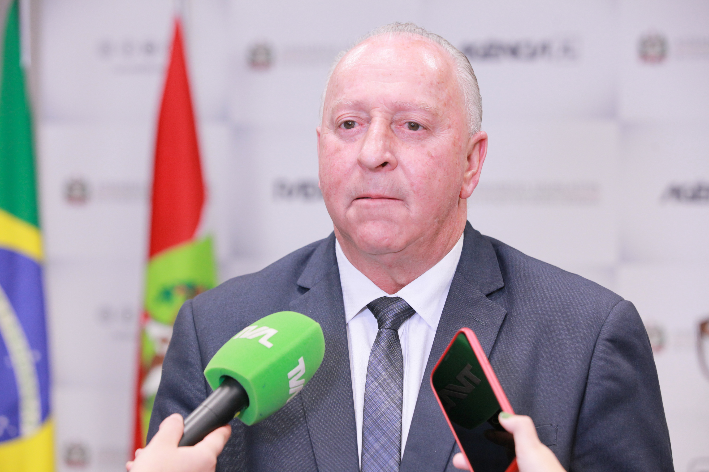 Deputado Oscar Gutz entrega Moção de Aplauso à Aline Leonhardt