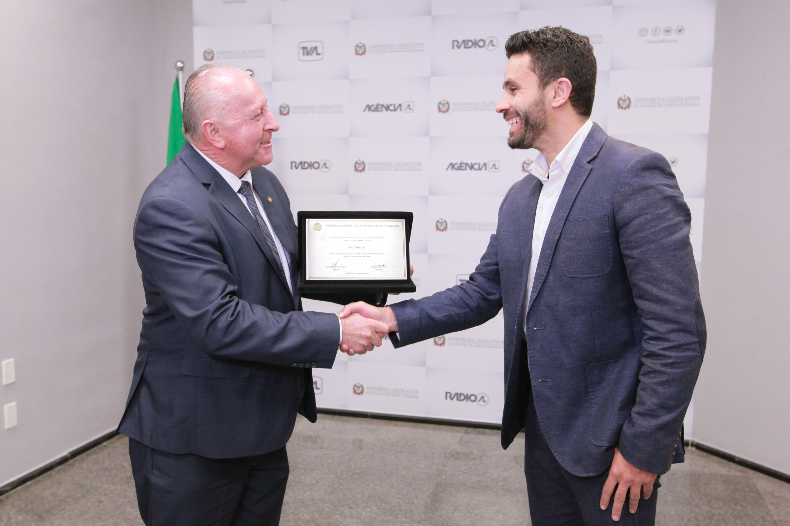 Industrial Rex recebe homenagem de Deputado Oscar Gutz