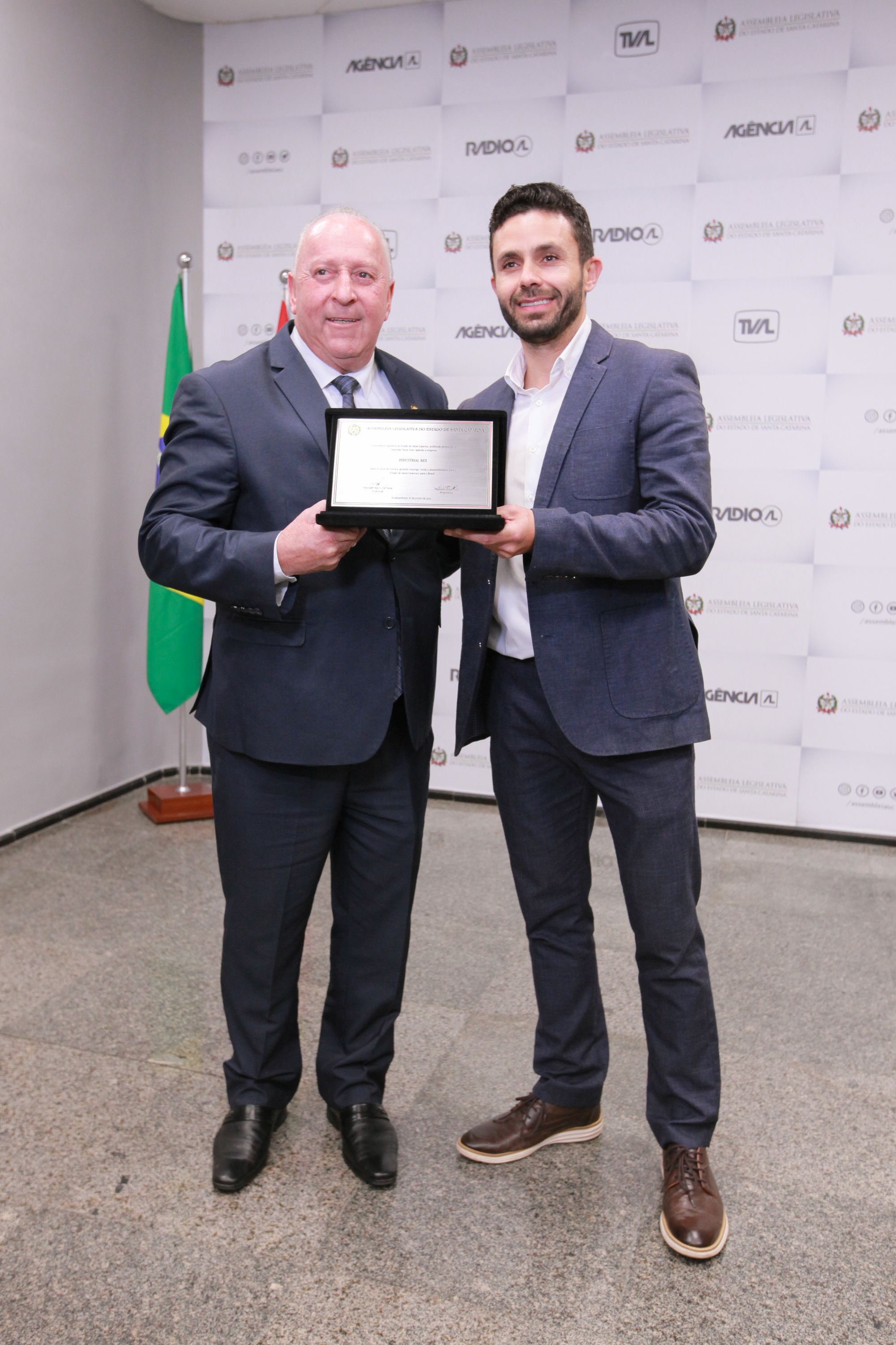 Industrial Rex recebe homenagem de Deputado Oscar Gutz