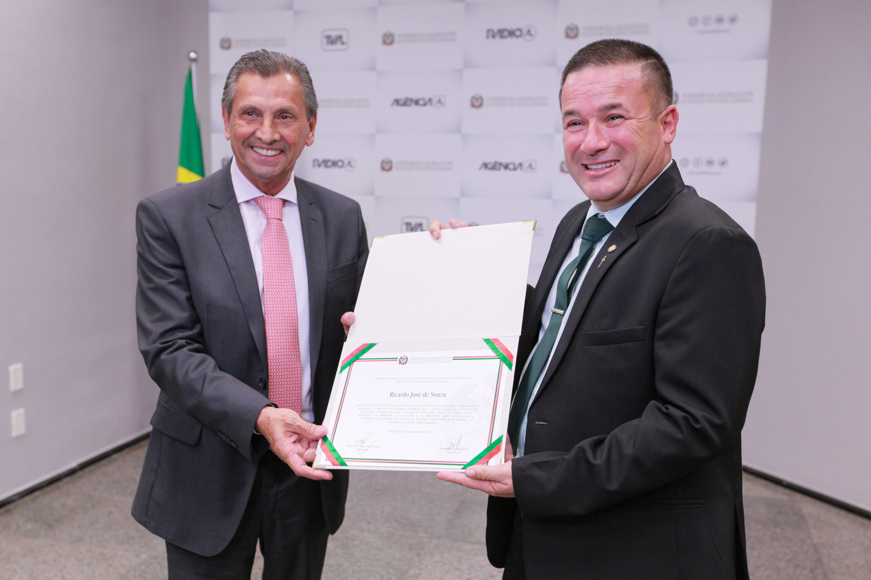 Diácono Ricardo recebe moção de aplauso
