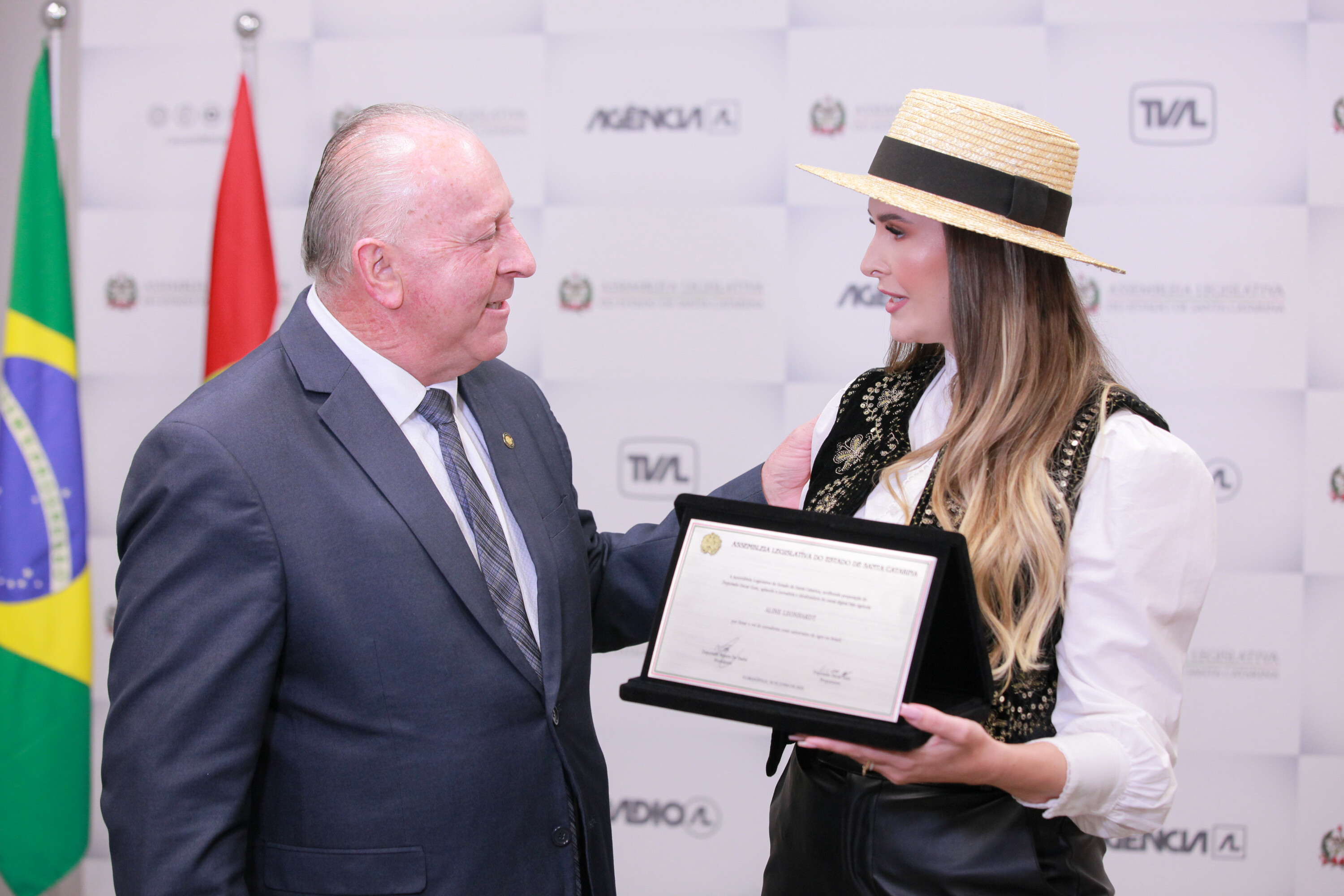 Moções homenageiam jornalista do agronegócio e empresa do Alto Vale