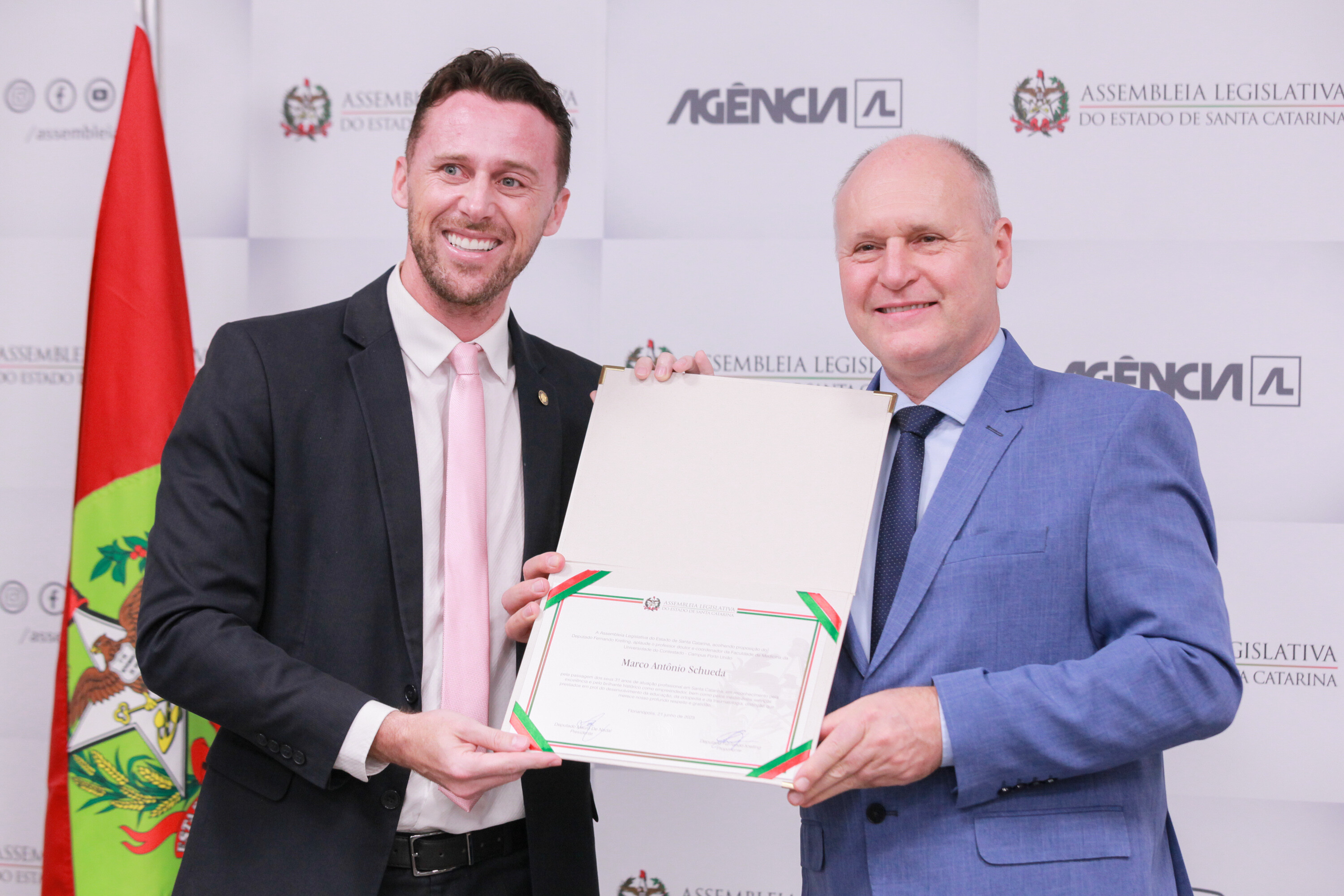 Ortopedista Marco Antônio Schueda é homenageado pela Assembleia