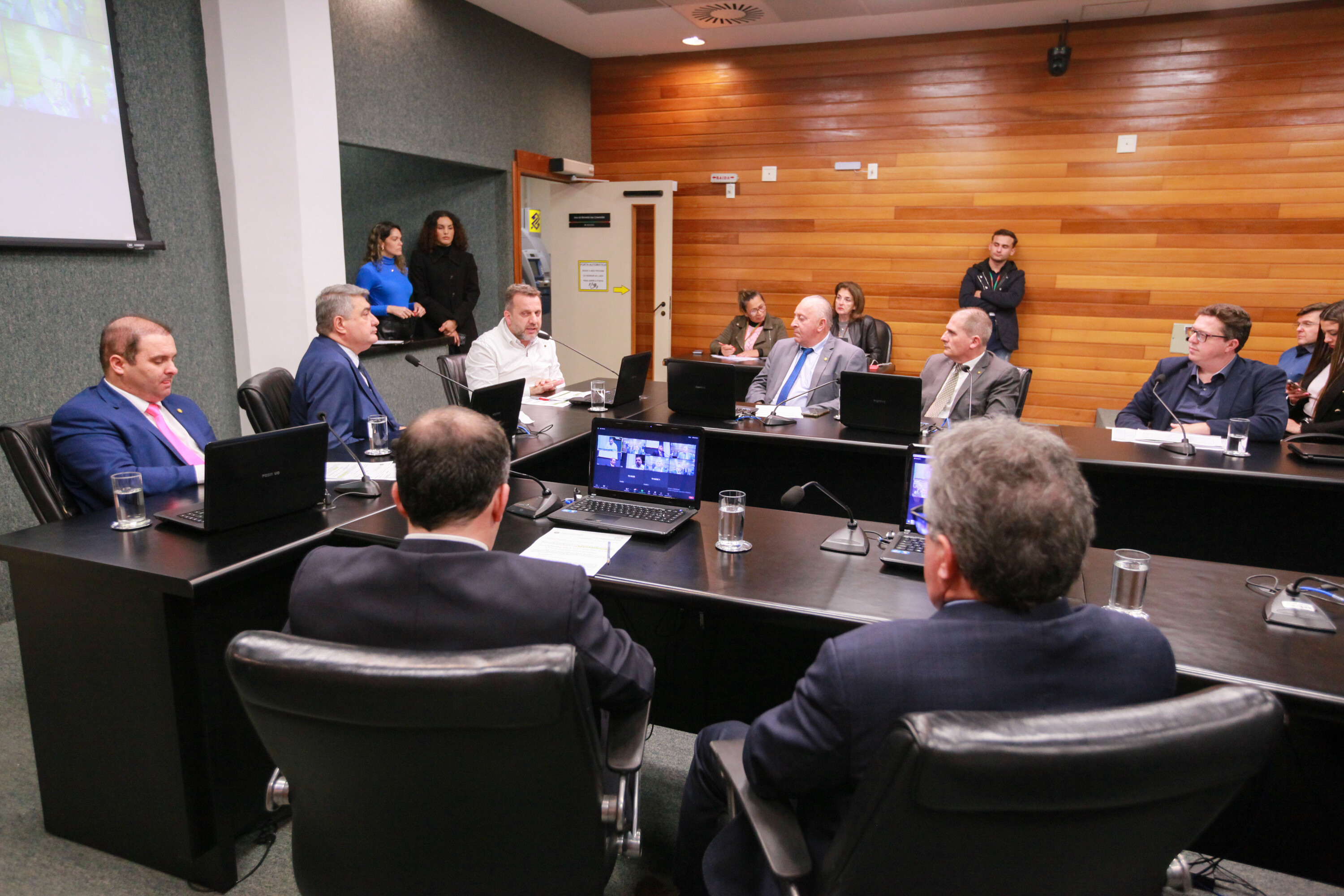 Secretário Jerry Comper responde perguntas sobre o Programa Estrada Boa
