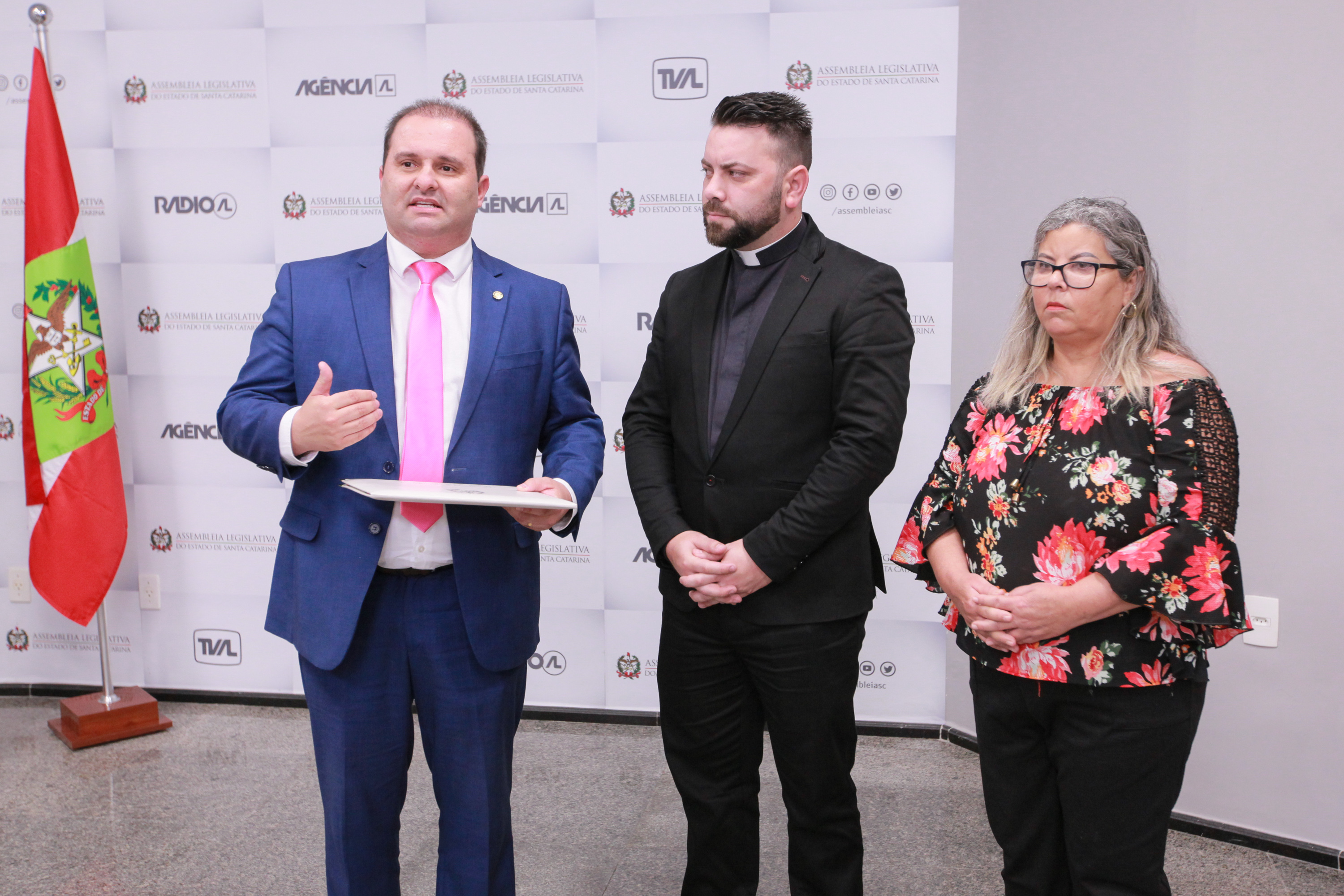 Deputado Sérgio Guimarães entrega Moção de Aplauso a Padre Fabrício