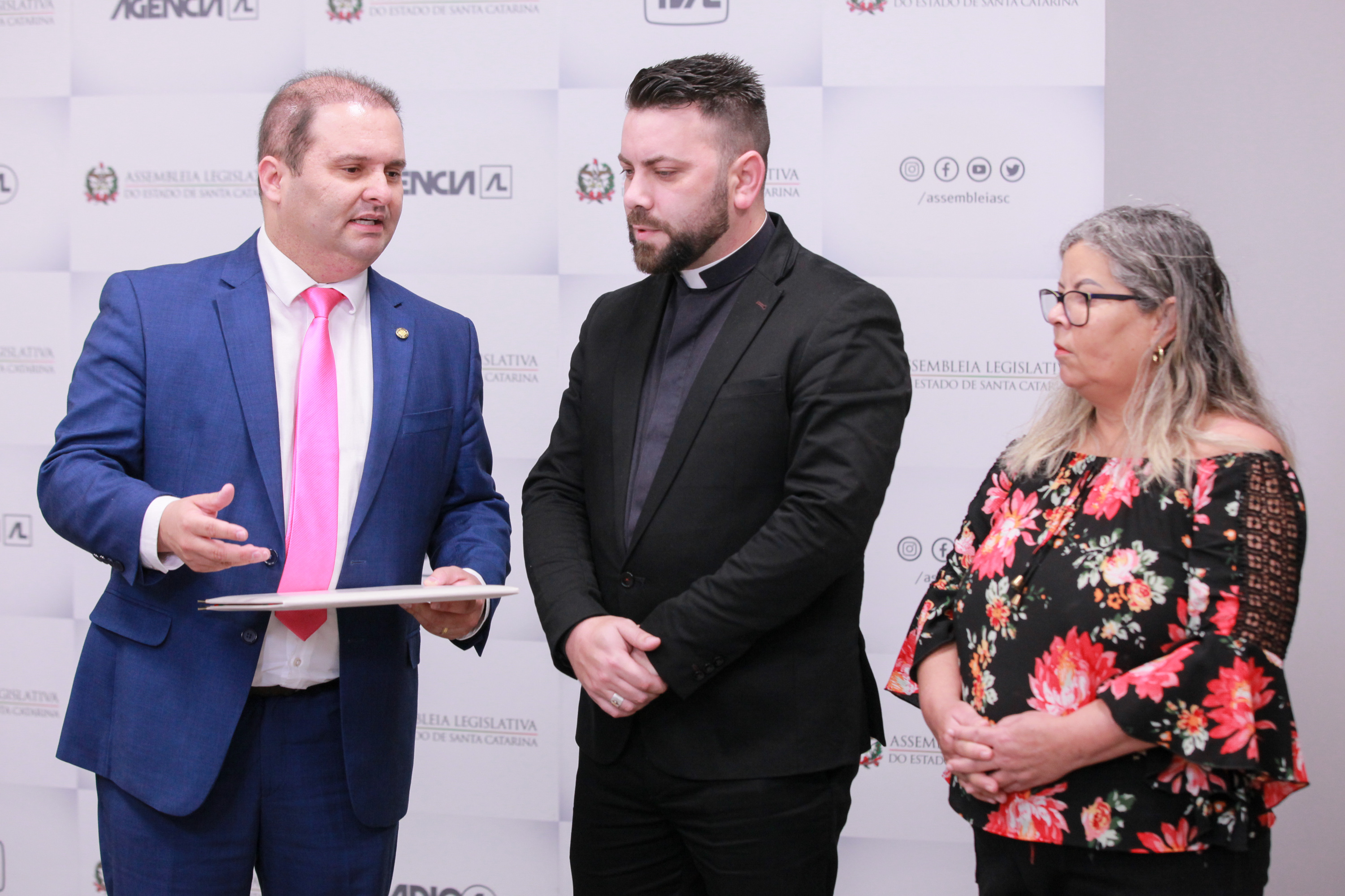 Deputado Sérgio Guimarães entrega Moção de Aplauso a Padre Fabrício