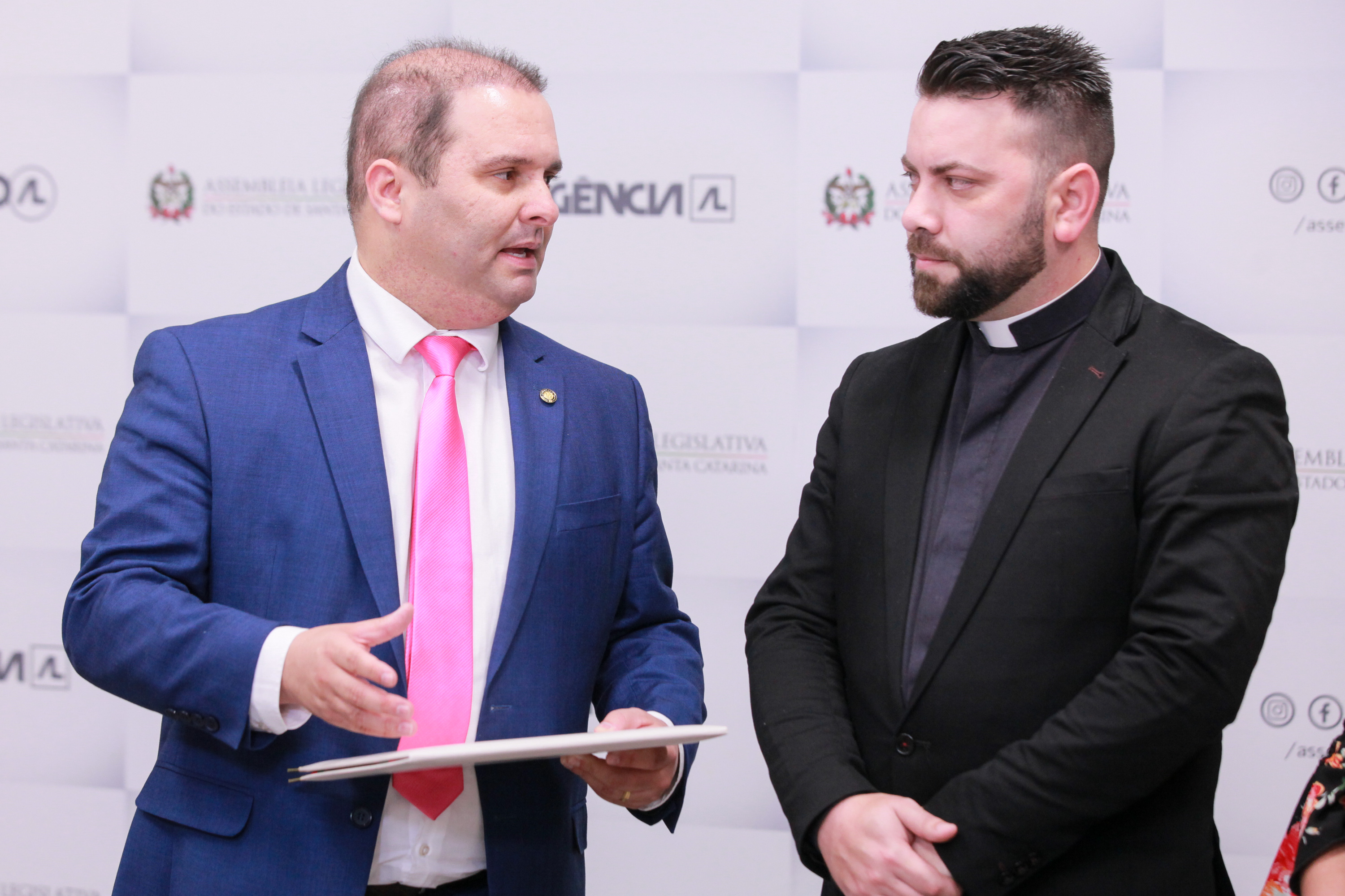 Deputado Sérgio Guimarães entrega Moção de Aplauso a Padre Fabrício