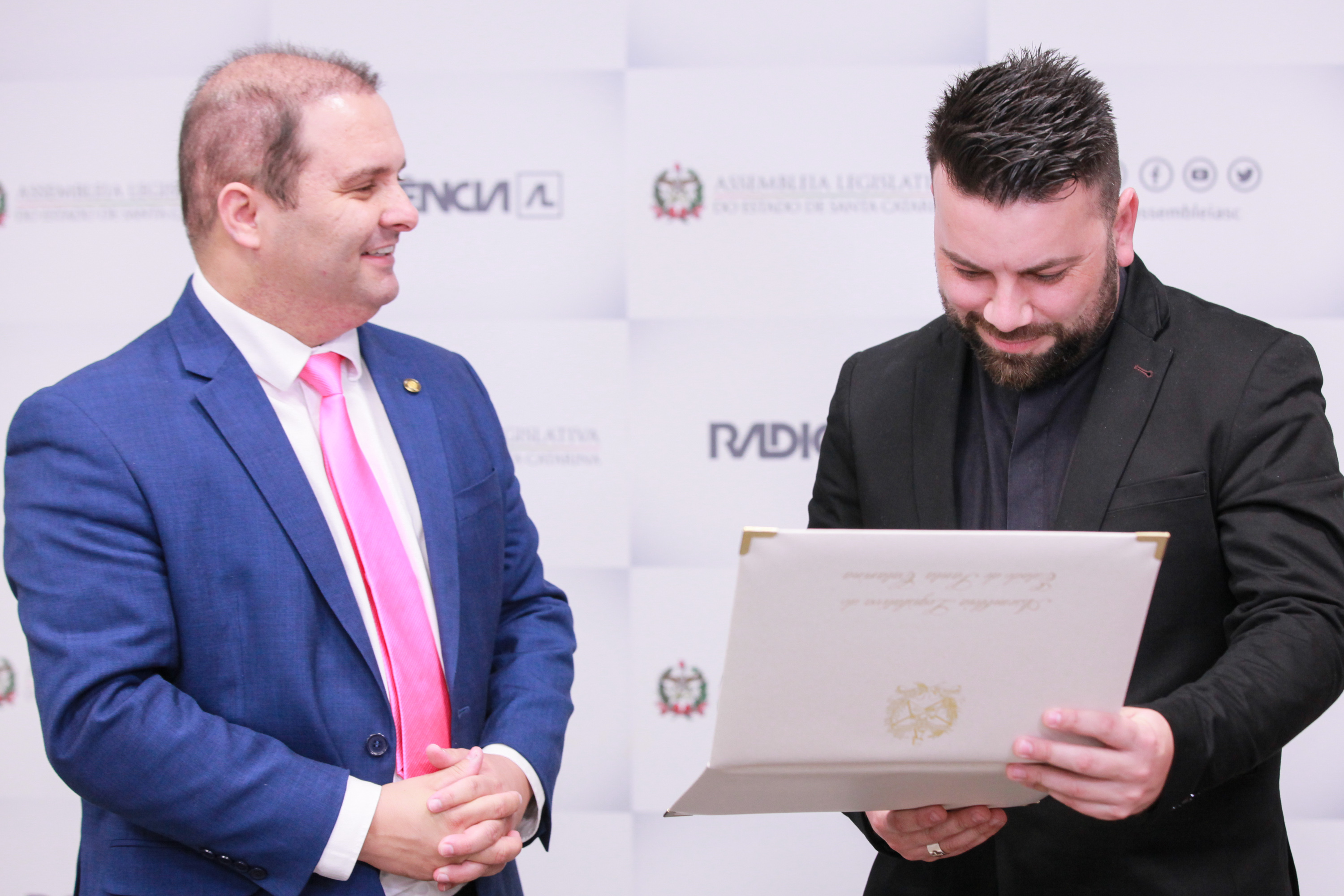 Deputado Sérgio Guimarães entrega Moção de Aplauso a Padre Fabrício