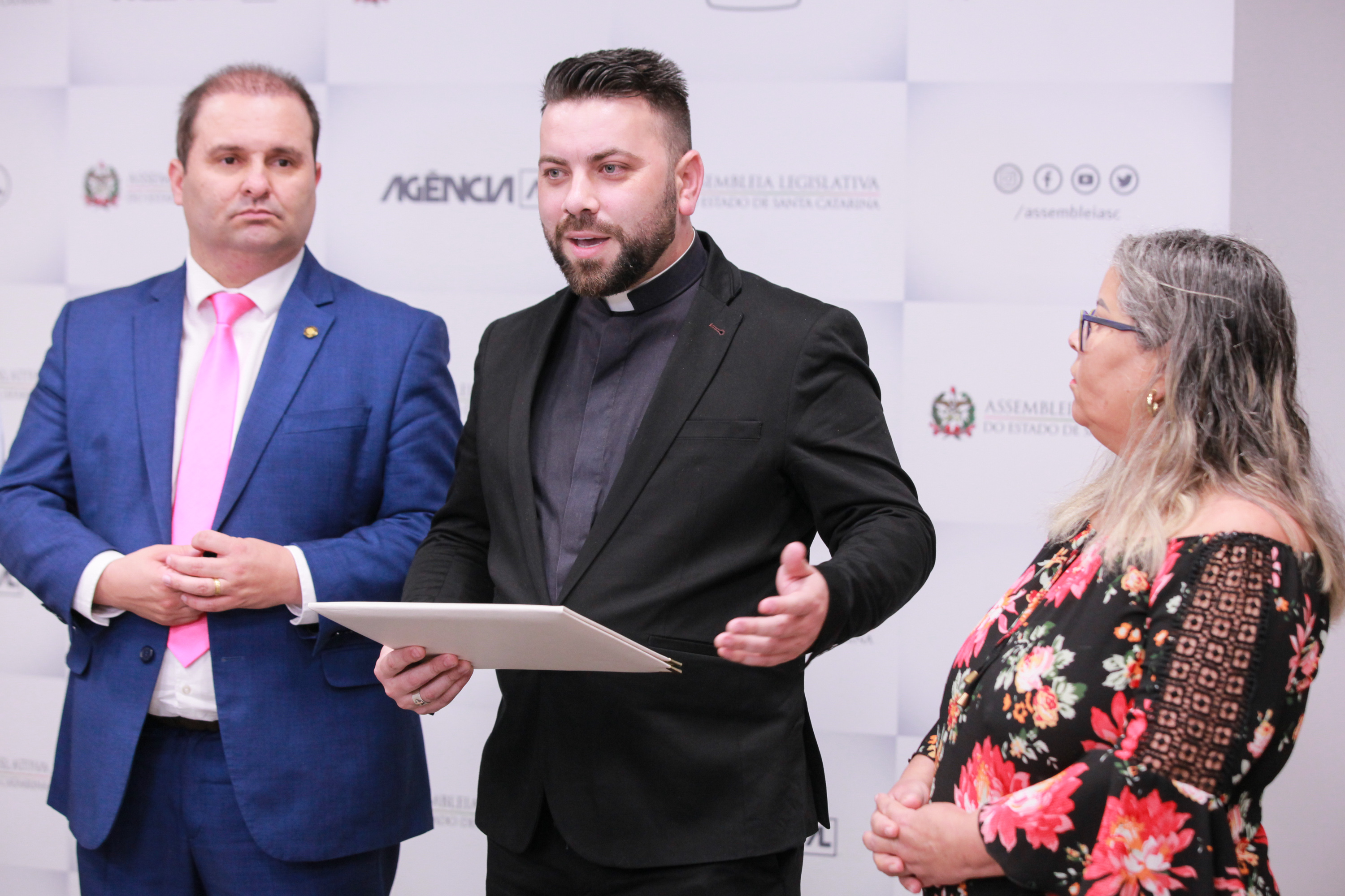 Deputado Sérgio Guimarães entrega Moção de Aplauso a Padre Fabrício