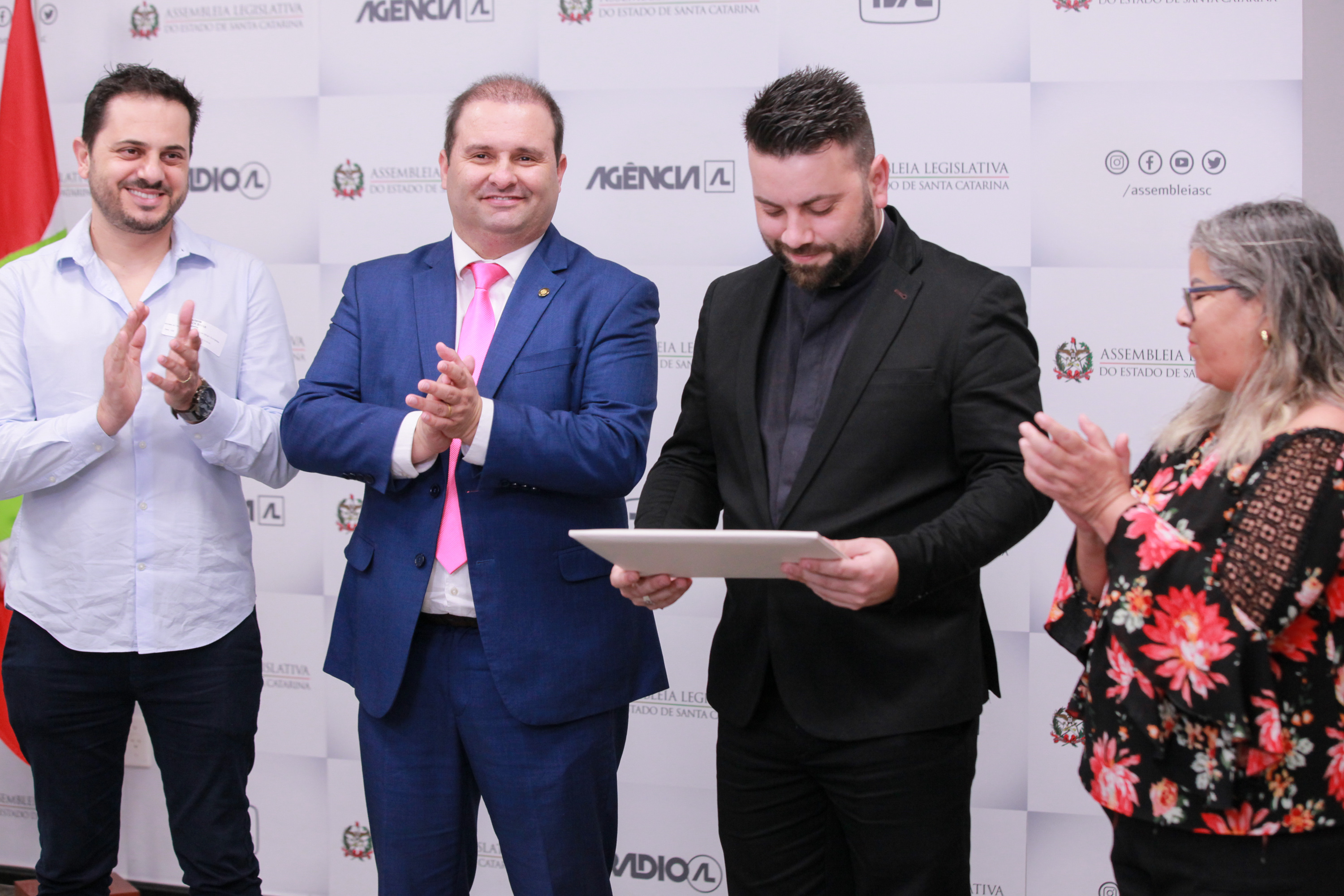 Deputado Sérgio Guimarães entrega Moção de Aplauso a Padre Fabrício