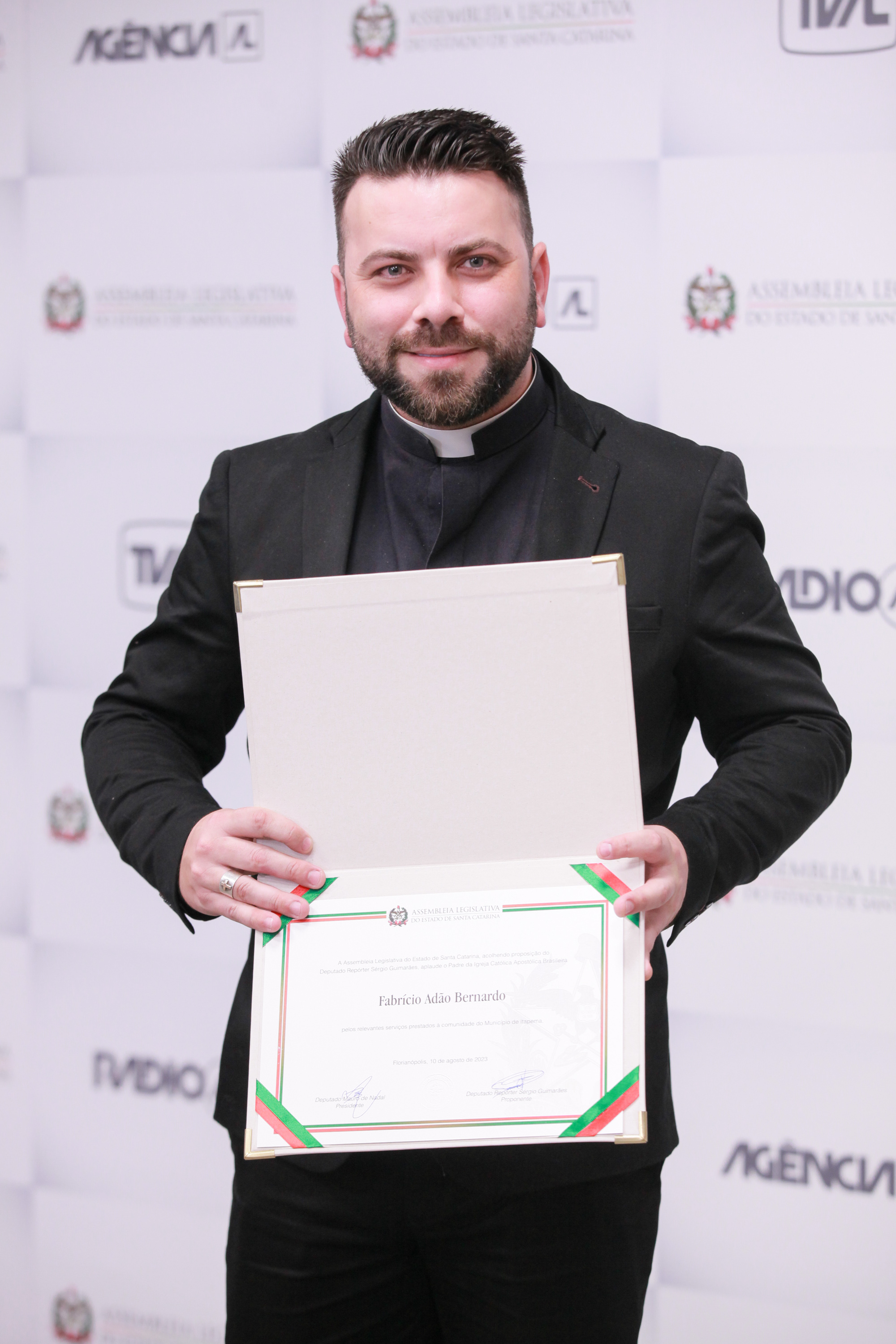 Deputado Sérgio Guimarães entrega Moção de Aplauso a Padre Fabrício