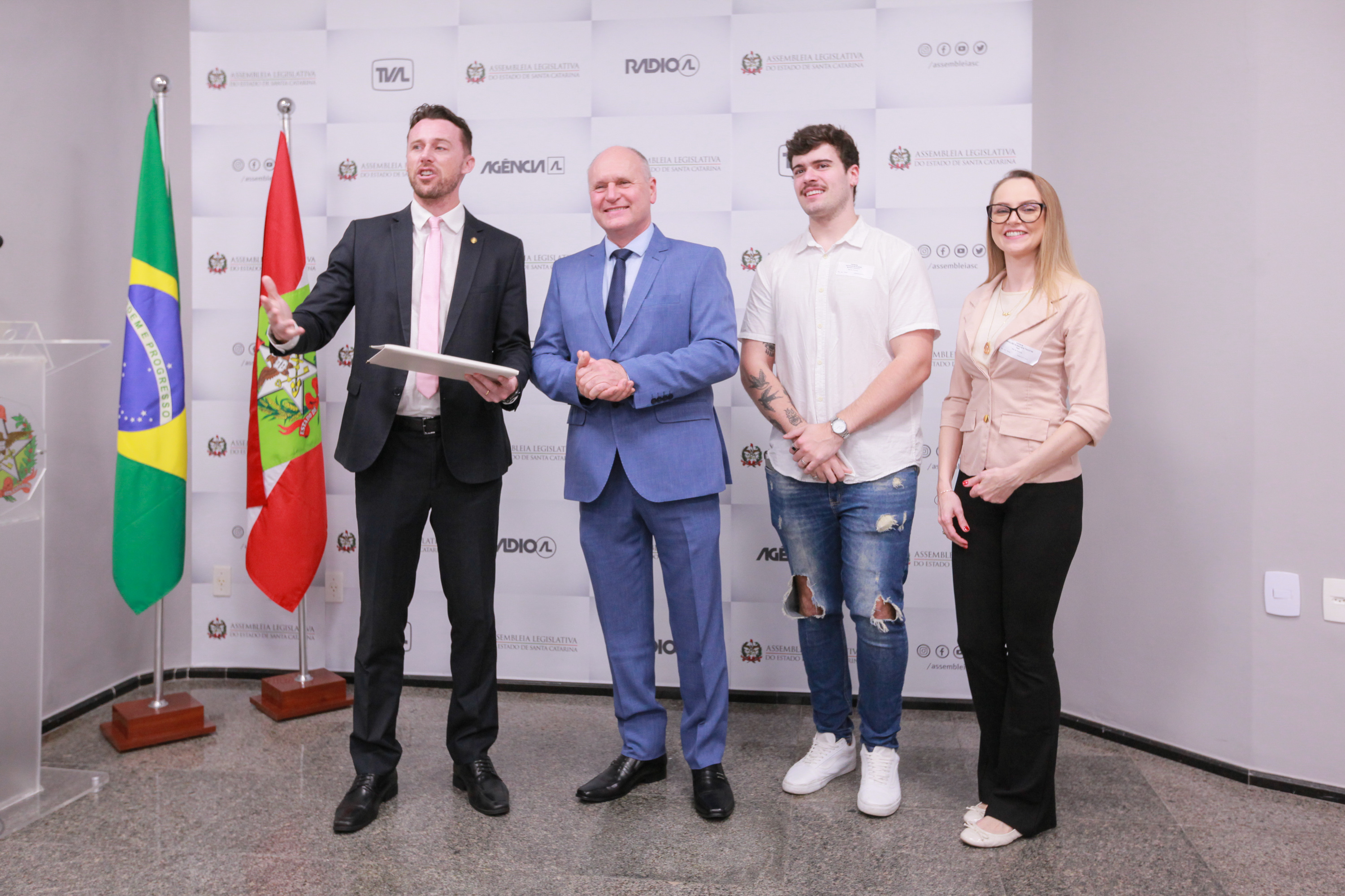 Deputado Fernando Kreling homenageia Marco Antônio Schueda