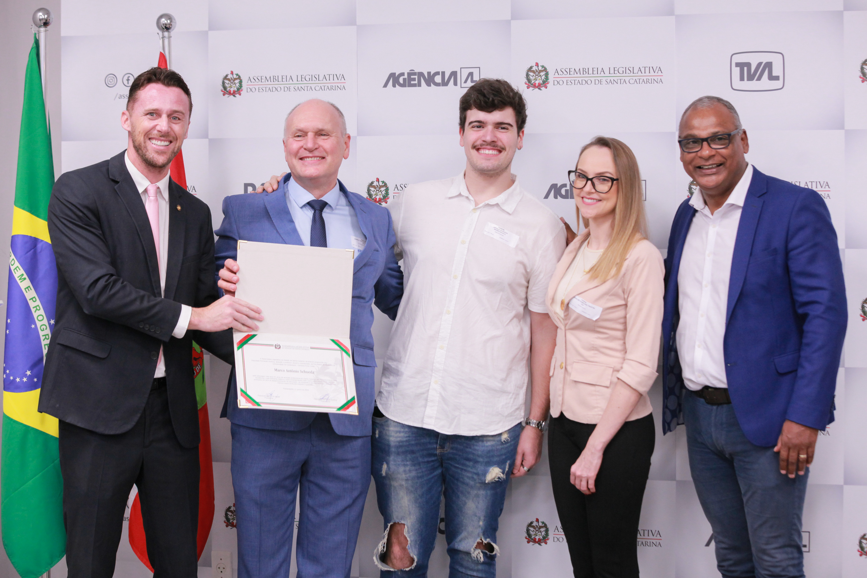 Deputado Fernando Kreling homenageia Marco Antônio Schueda