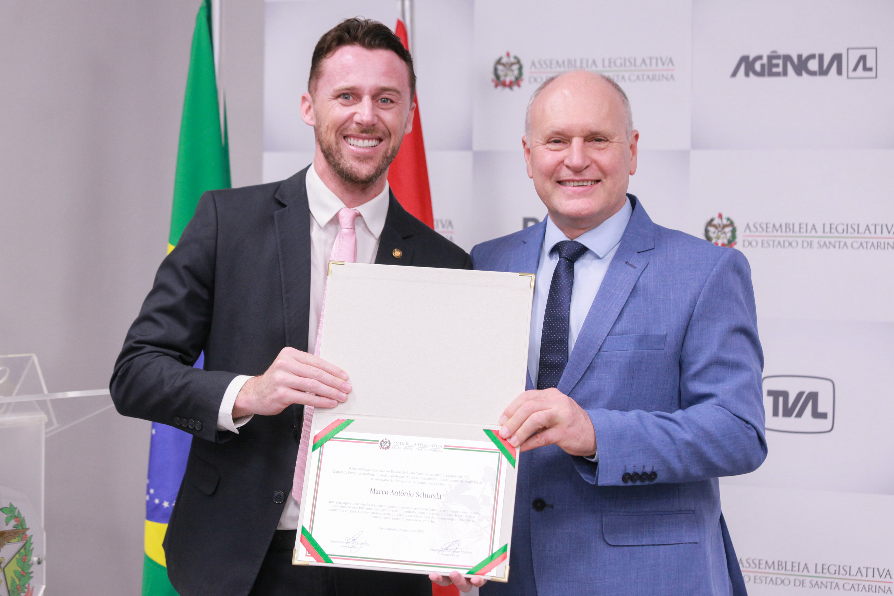 Deputado Fernando Kreling homenageia Marco Antônio Schueda