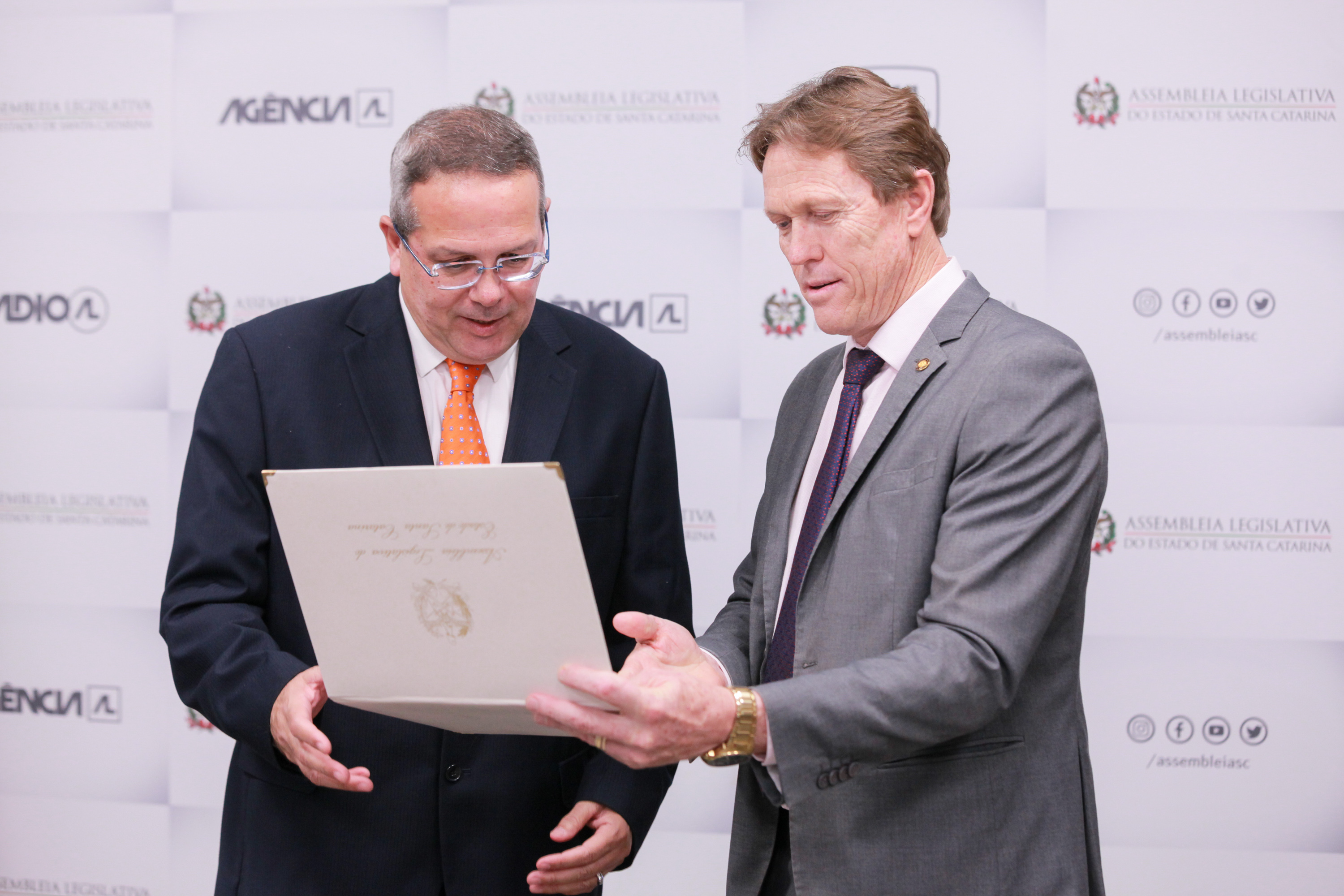 Deputado Volnei Weber entrega homengem à Polidoro Júnior