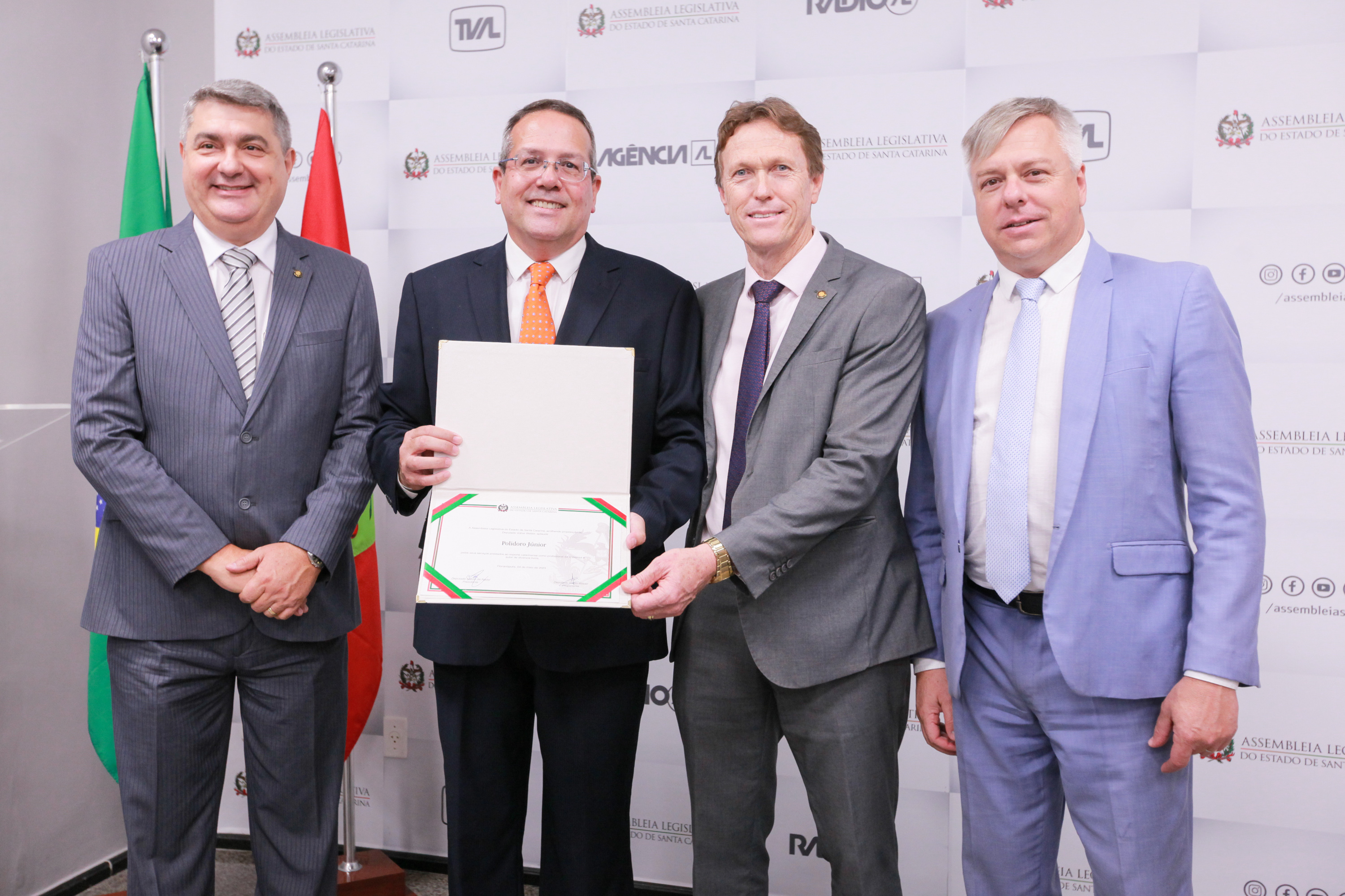 Deputado Volnei Weber entrega homengem à Polidoro Júnior