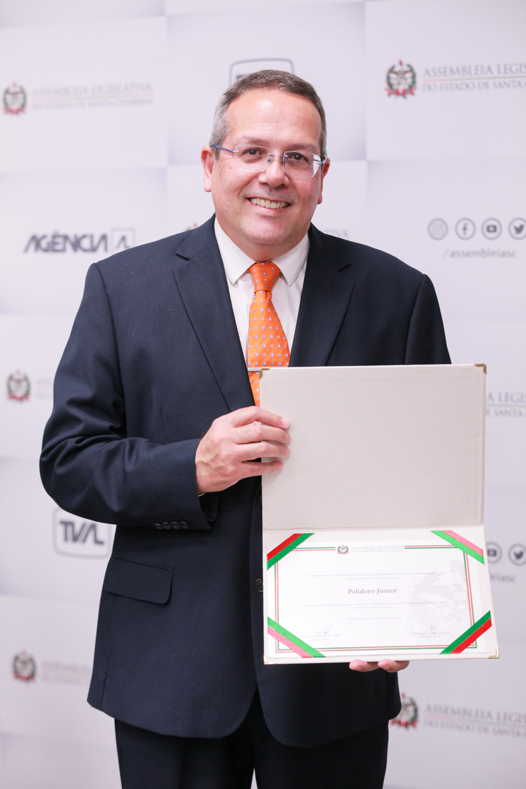 Deputado Volnei Weber entrega homengem à Polidoro Júnior