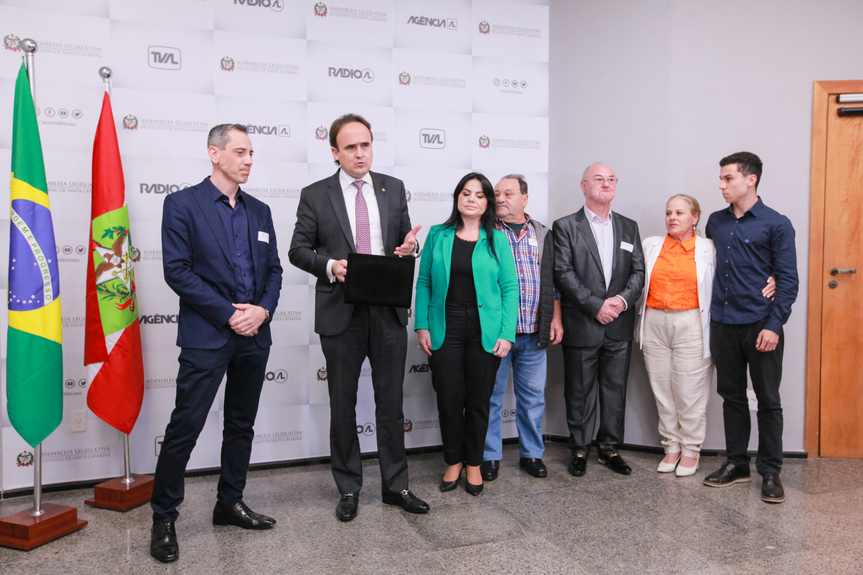 Deputado Carlos Humberto entrega homengem a corretores de Balneário Camboriú