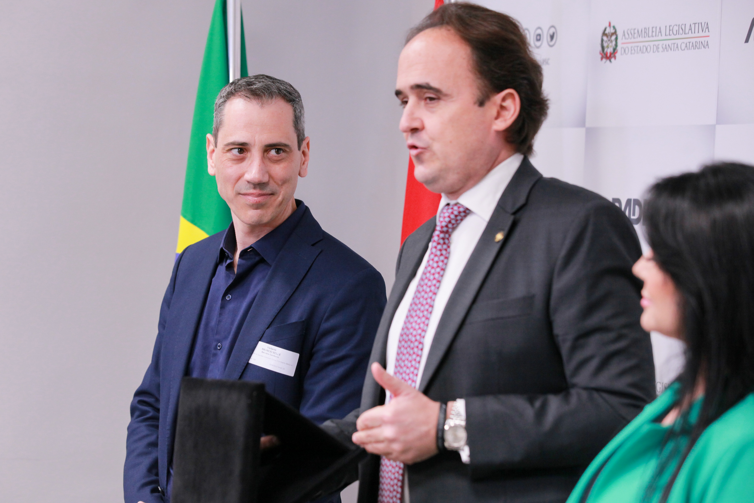 Deputado Carlos Humberto entrega homengem a corretores de Balneário Camboriú