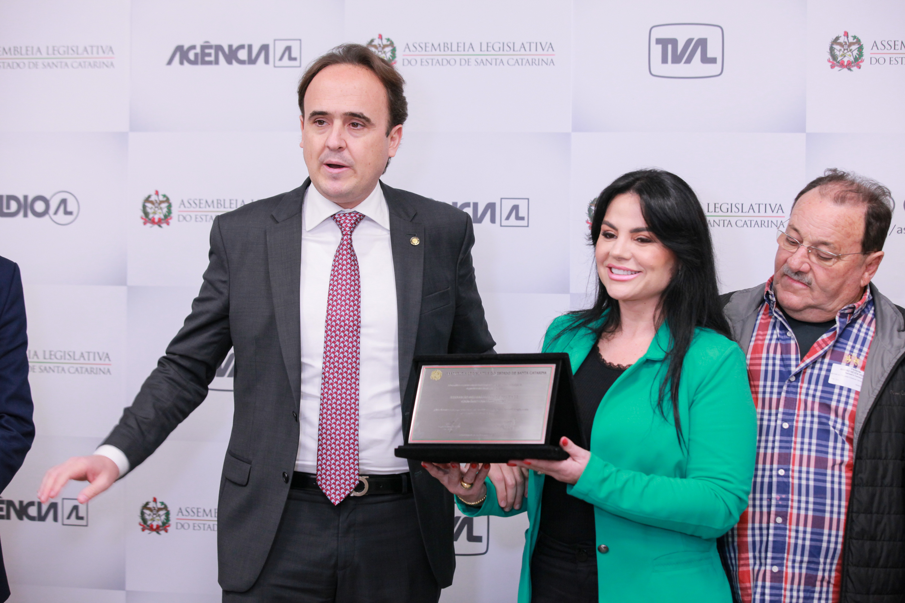 Deputado Carlos Humberto entrega homengem a corretores de Balneário Camboriú