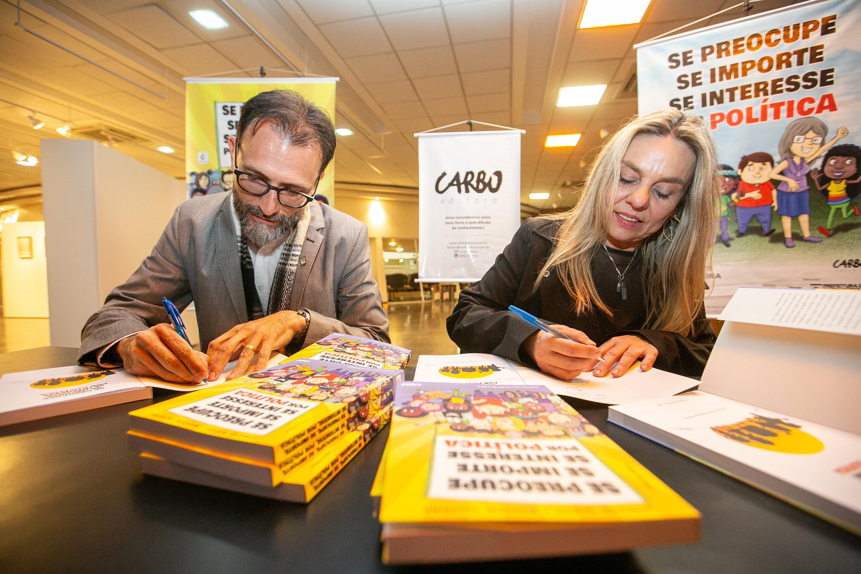 Lançamento de livro na Alesc quer atrair atenção de jovens para a política