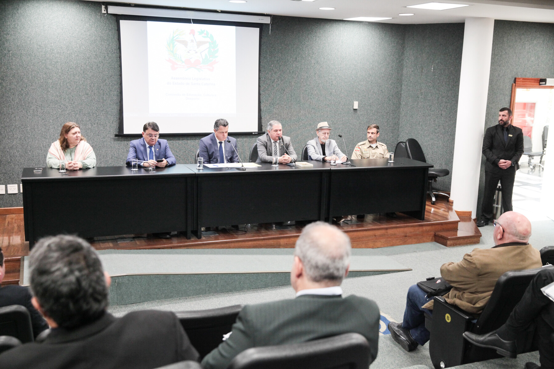 Audiência pública debate sobre possível mudança no hino de SC