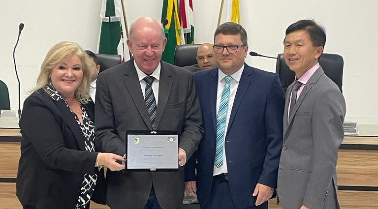 Deputado Marcos Vieira recebe a homenagem das mãos da vice-prefeita Ilzete, do vereador Gilceu e do vereador Roberto. Foto: assessoria parlamentar.