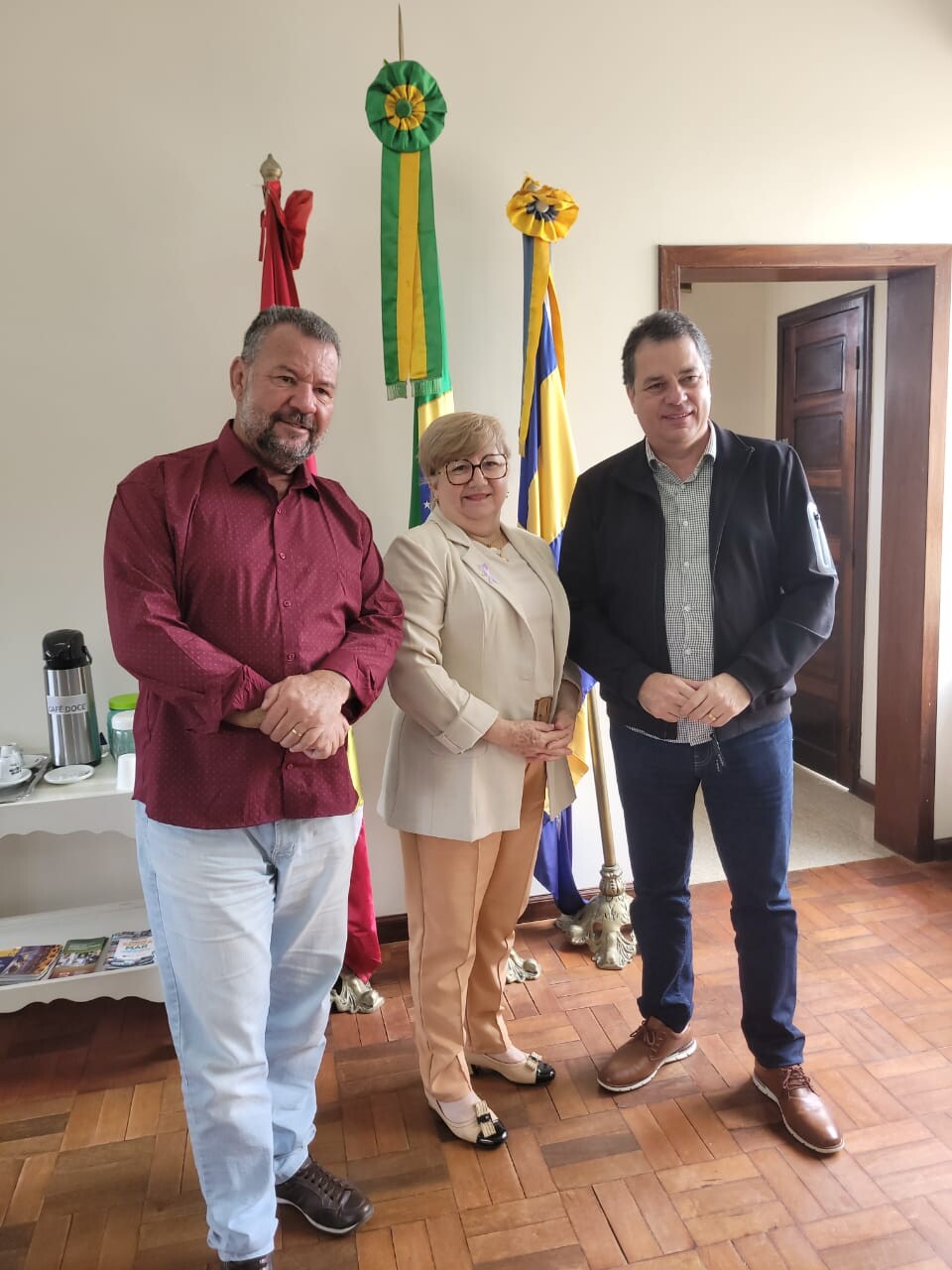 Deputado Rodrigo Minotto e lideranças de Capivari de Baixo