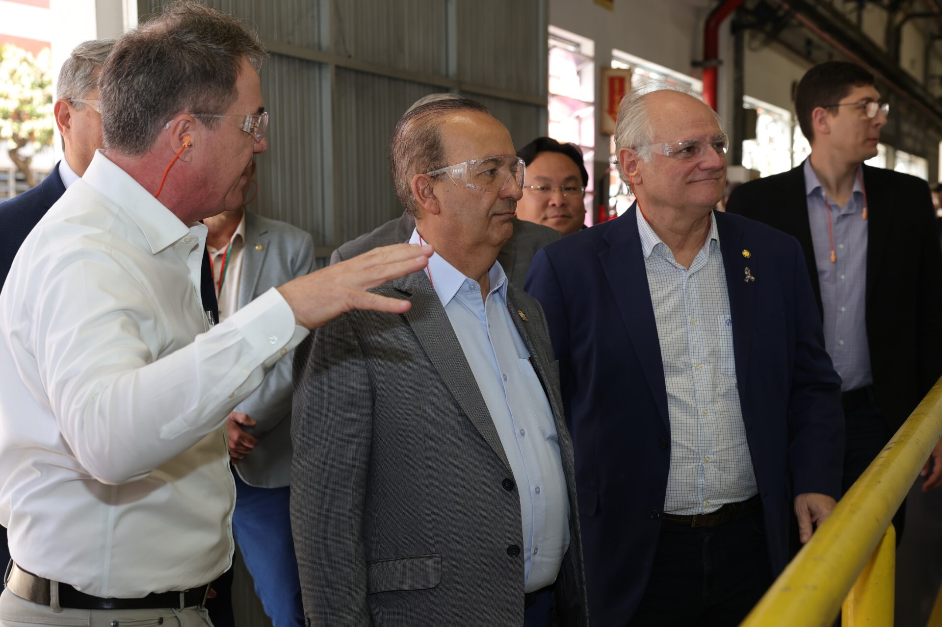 Deputado Dr. Vicente e governador Jorginho Mello na visita à empresa Weg, em Jaraguá do Sul
