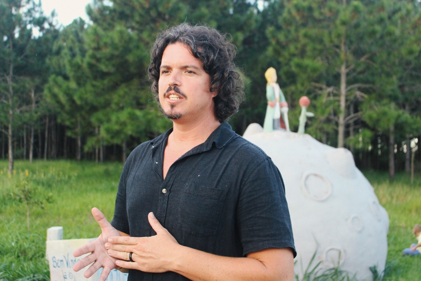 Deputado Marquito na entrada do Parque Cultural do Campeche, com escultura alusiva ao livro “Pequeno Príncipe” ao fundo FOTOS: Carol Morgan e Caio Mir