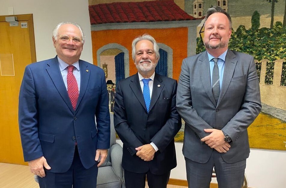 Deputado Vicente Caropreso, Presidente do TJSC, João Henrique Blasi, e o assessor jurídico, Alexandre Canella