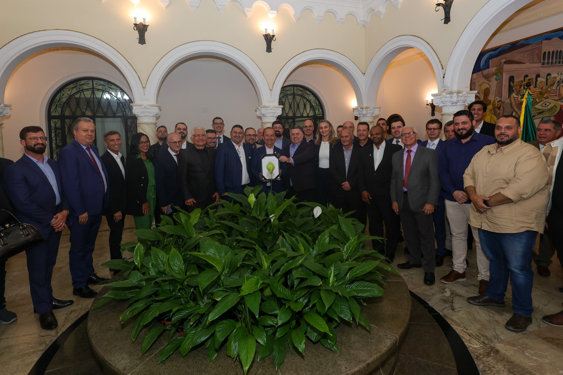 Deputado Sergio Motta, governador Jorgunho Mello e outras autoridades no ato de sanção da lei