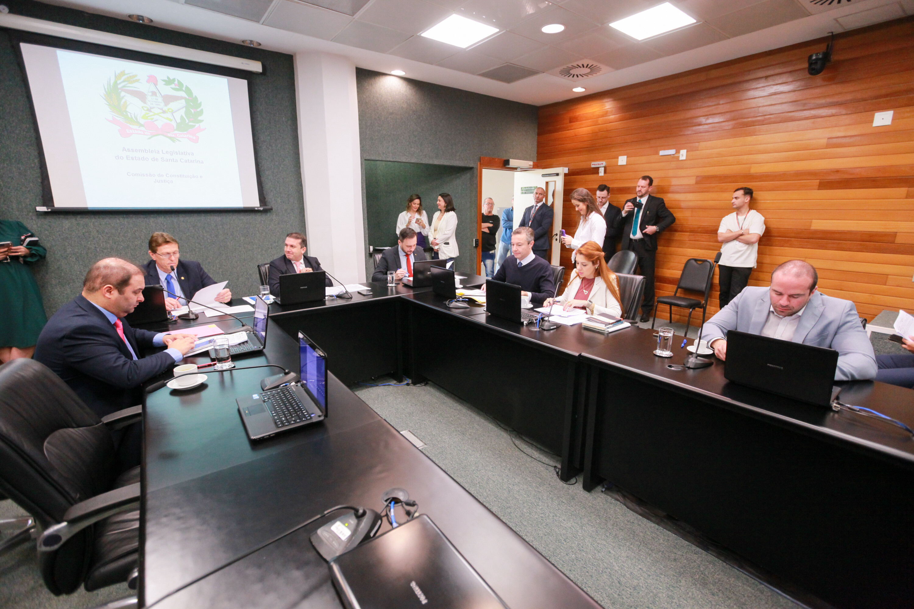Seguem para o plenário projetos sobre tributação de combustíveis e aplicação do Fundesa