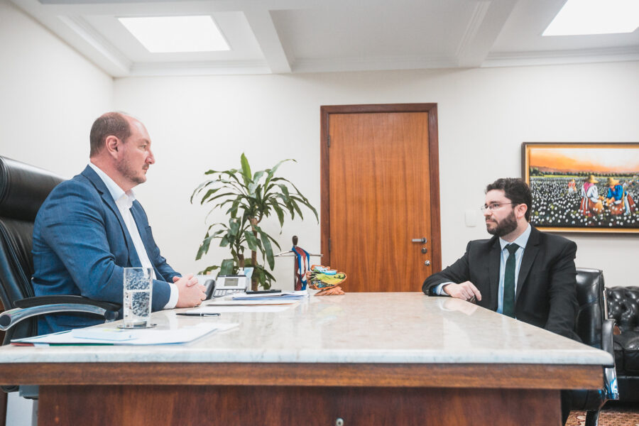 O defensor público-geral Renan de Souza e o presidente da Alesc, deputado Mauro de Nadal, durante a renovação da parceria para a manutenção da unidade da Defensoria