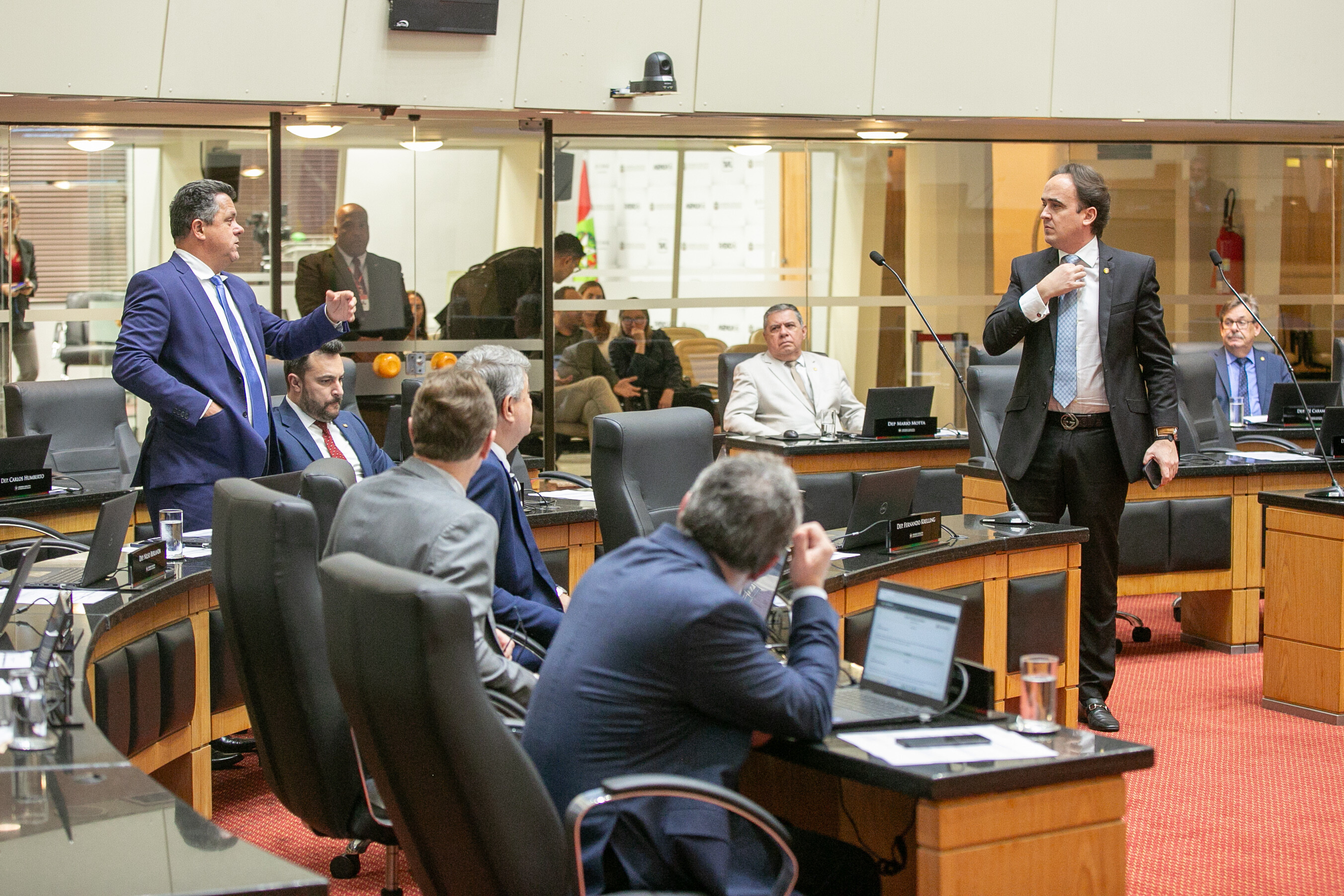 Sessão tem alerta de crise alarmante no setor leiteiro e cobrança ao Senado