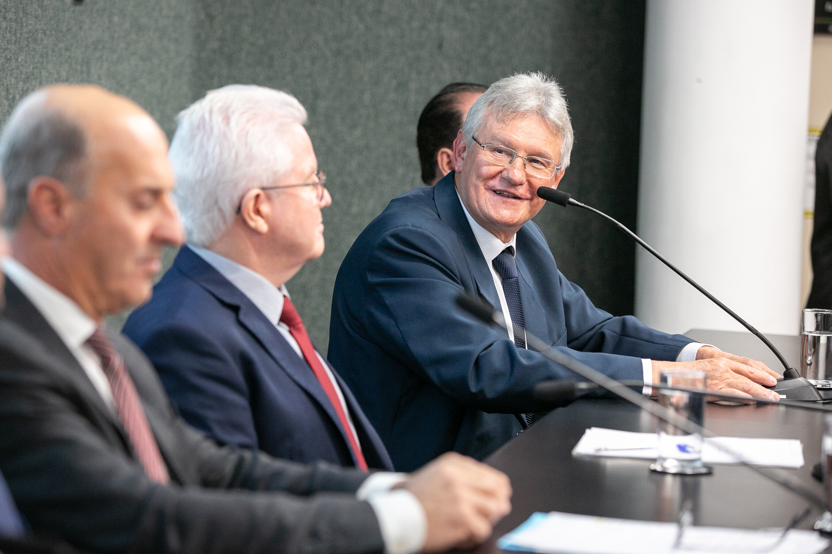 Dario Clair Staczuk, vice-presidente da Fehoesc, ao microfone.