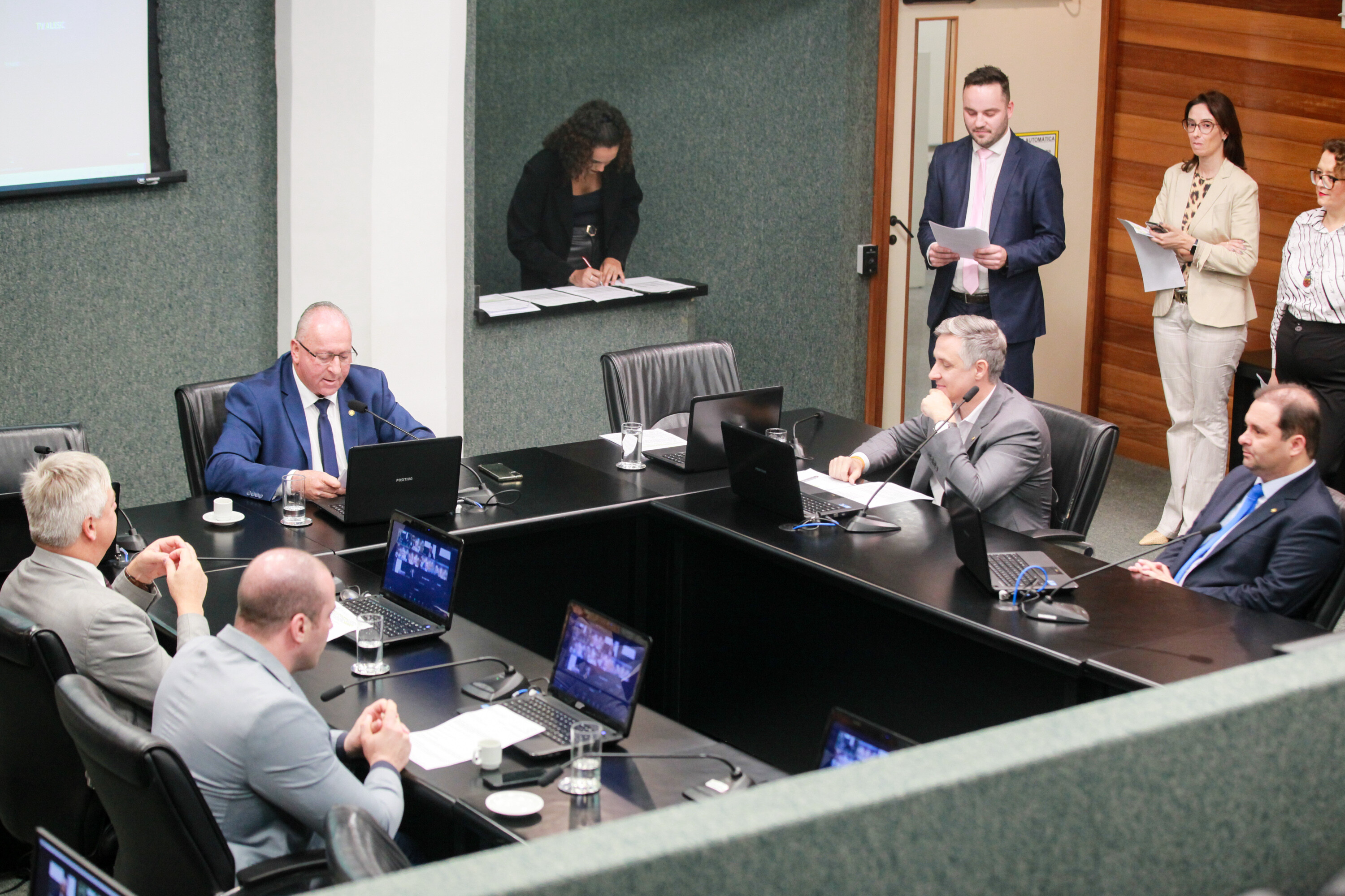 Comissão aprova proposta que promove conscientização sobre relacionamentos abusivos