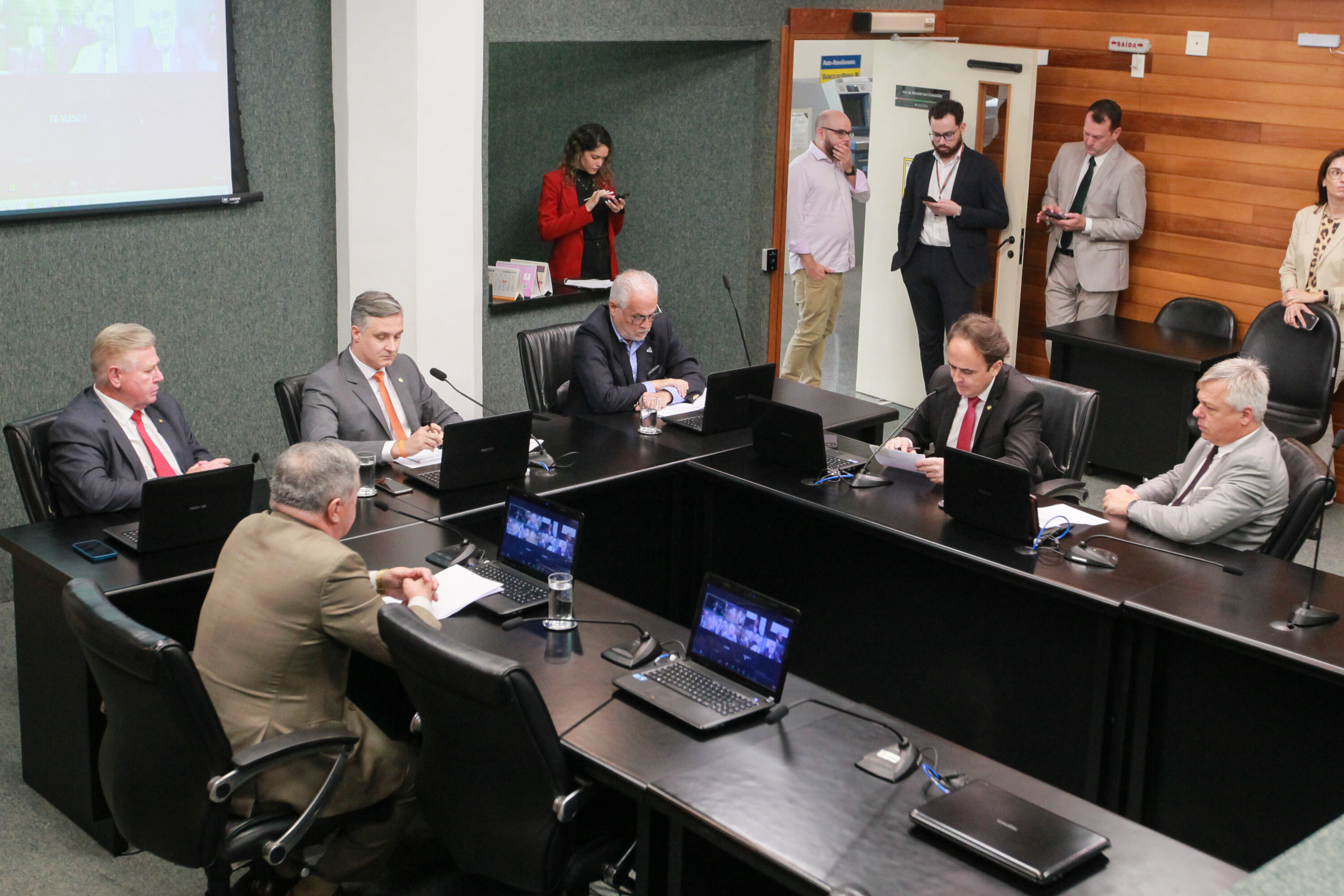 Presidente da Casan presta esclarecimentos na Comissão de Economia